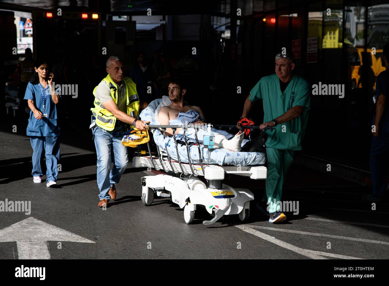 Israel. Oktober 2023. Sanitäter schieben einen verwundeten Mann am Noteingang des Ichilov-Krankenhauses in Tel Aviv nach einer Invasion der Hamas in israelische Siedlungen rund um den Gazastreifen. Tel Aviv, Israel. Oktober 2023. (Matan Golan/SIPA USA). Quelle: SIPA USA/Alamy Live News Stockfoto