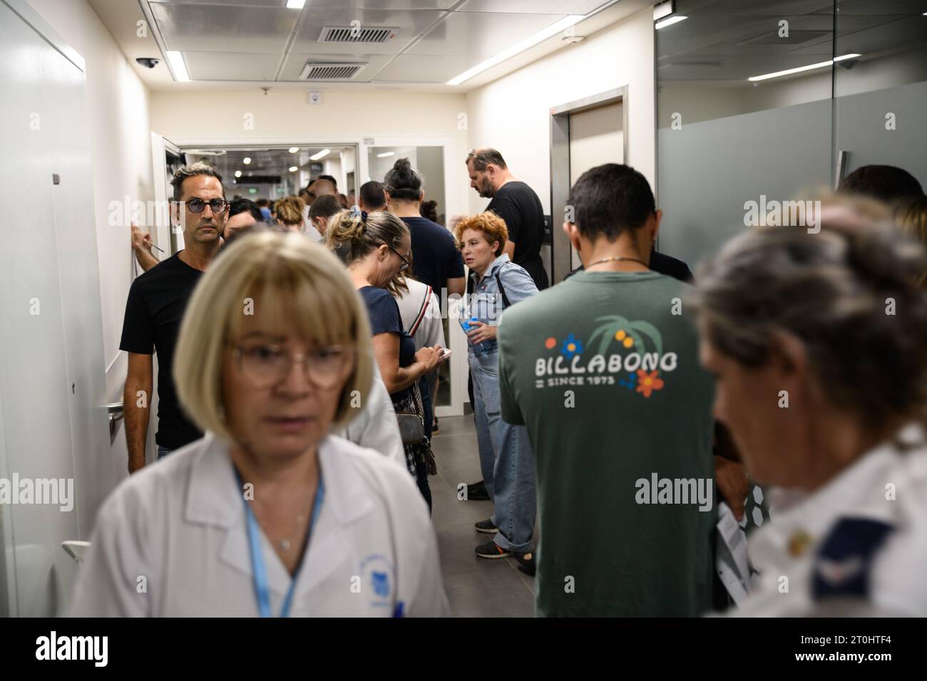 Israel. Oktober 2023. Houndred of Israelis spenden Blut im Krankenhaus Ichilov in Tel Aviv nach einer Invasion der Hamas in israelische Siedlungen rund um den Gazastreifen. Tel Aviv, Israel. Oktober 2023. (Matan Golan/SIPA USA). Quelle: SIPA USA/Alamy Live News Stockfoto