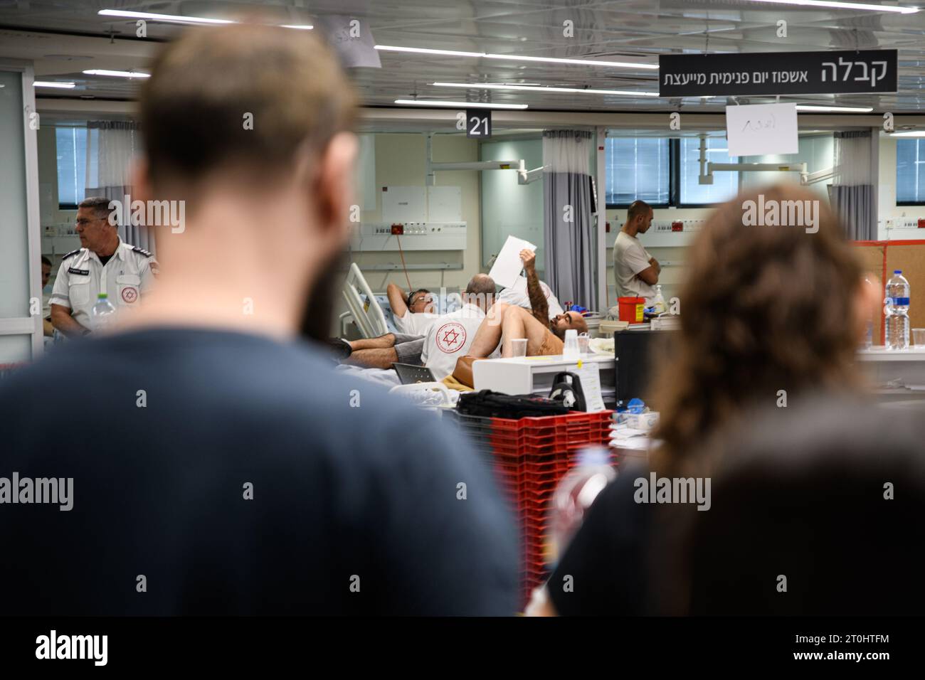 Israel. Oktober 2023. Houndred of Israelis spenden Blut im Krankenhaus Ichilov in Tel Aviv nach einer Invasion der Hamas in israelische Siedlungen rund um den Gazastreifen. Tel Aviv, Israel. Oktober 2023. (Matan Golan/SIPA USA). Quelle: SIPA USA/Alamy Live News Stockfoto