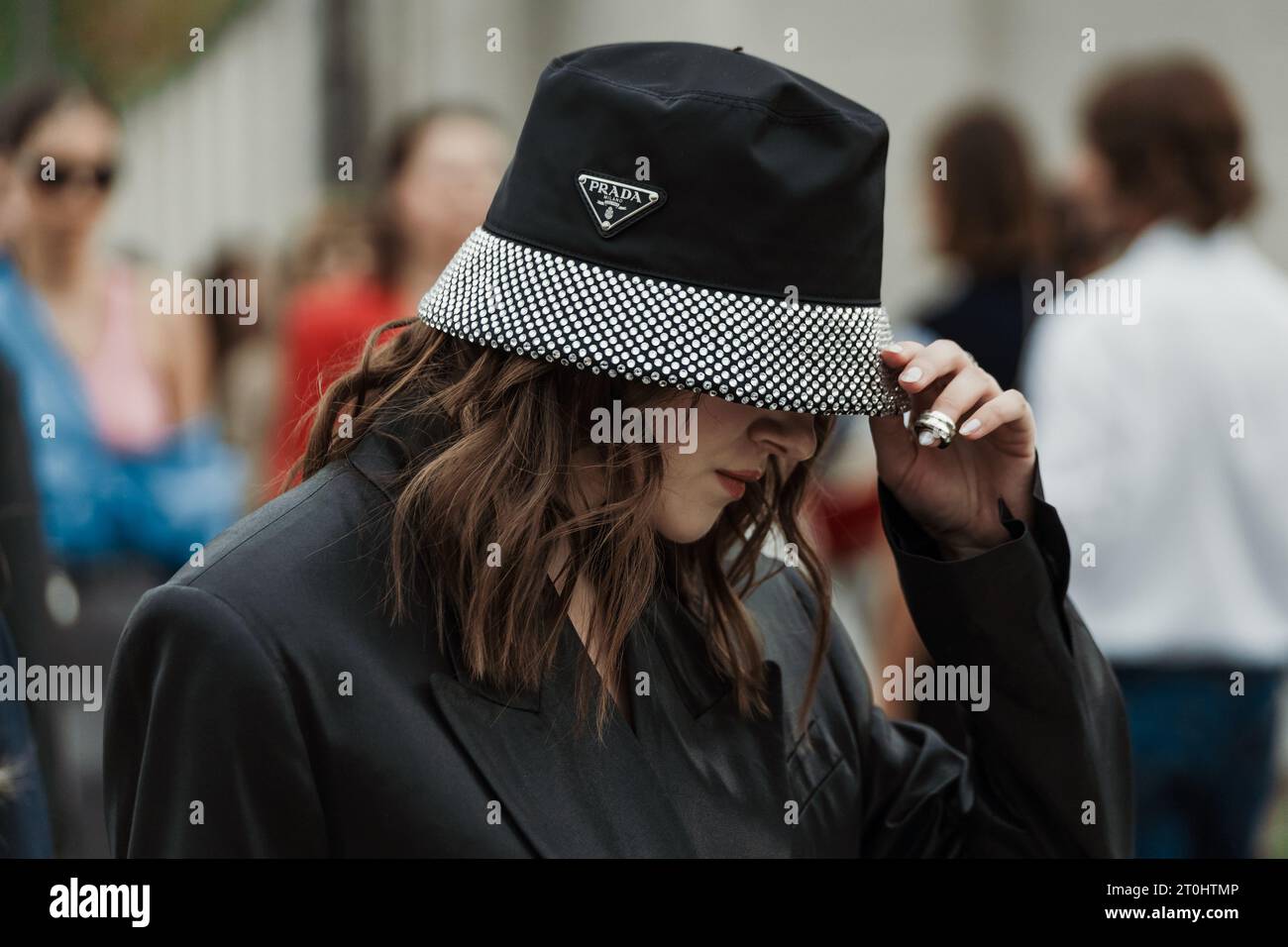 Ein Gast trägt einen Prada Hut, der vor der PRADA Show während der Mailand Fashion Week im Frühjahr/Sommer 2024 zu sehen ist. Stockfoto
