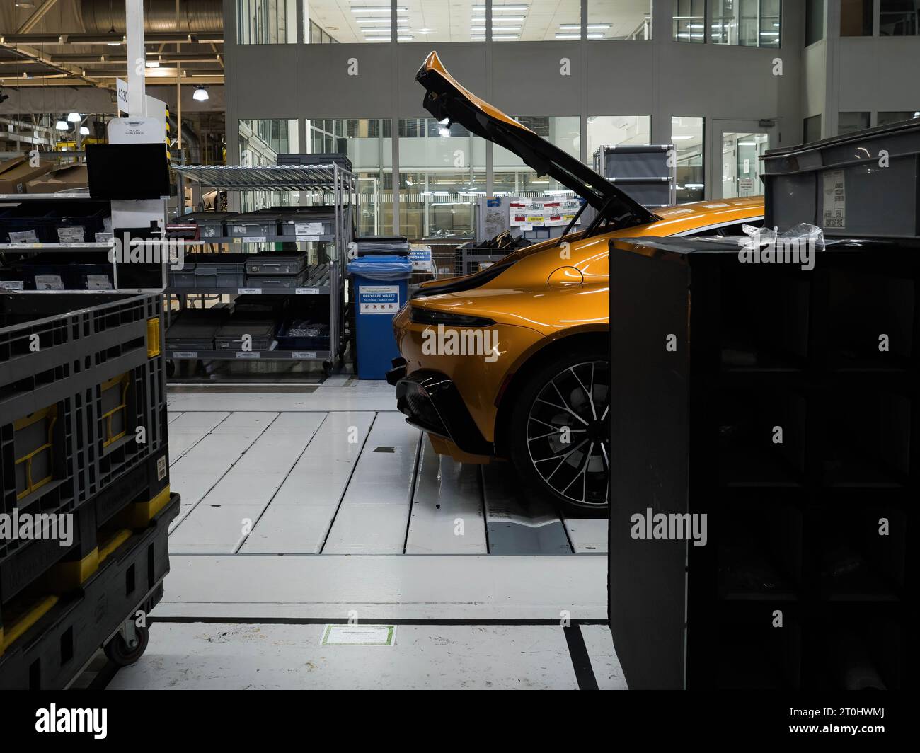 Detail eines Aston Martin DB11 in Golden Saffron Lack, der die Produktionslinie im Werk Gaydon durchläuft. Stockfoto