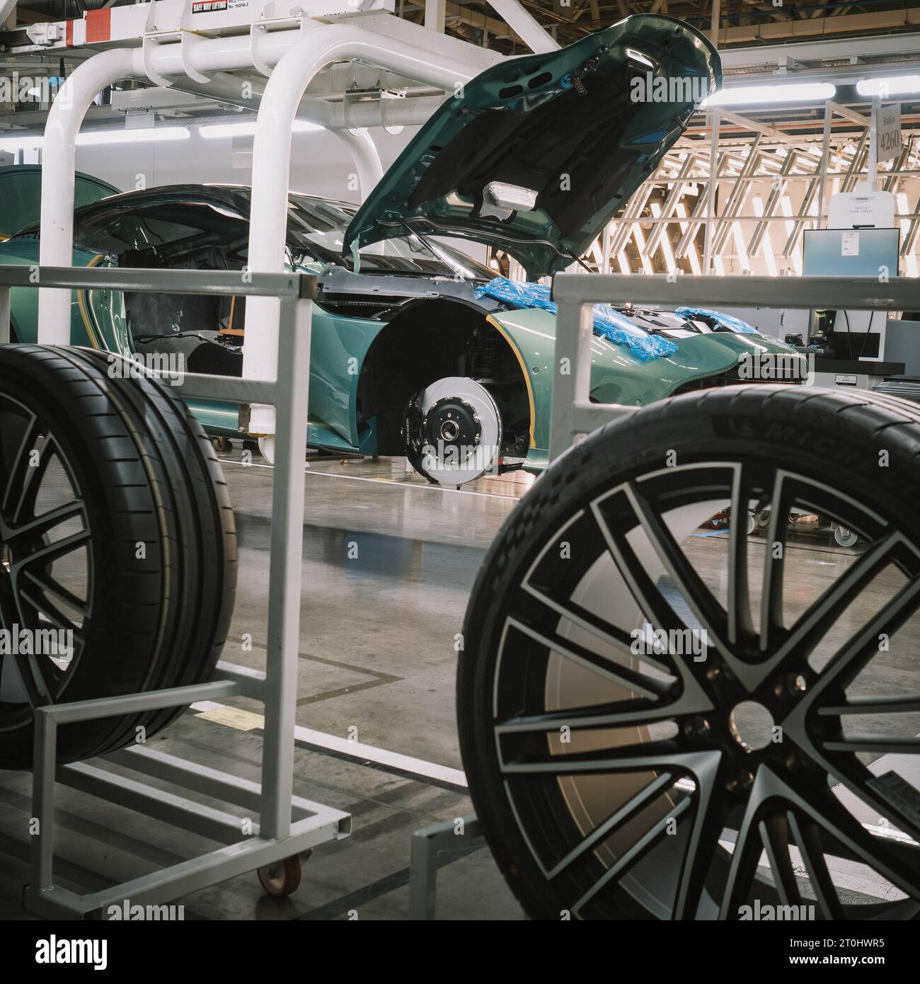Detail eines Aston Martin Sportwagens, der durch die Produktionslinie im Werk Gaydon fährt. Stockfoto