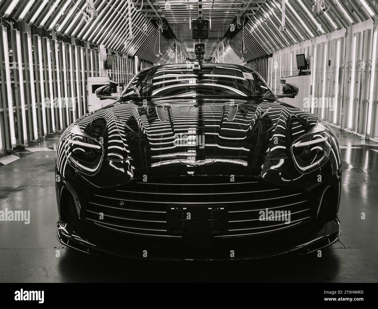 Ein neu gebauter Aston Martin DB11 unter den Inspektionslichtern in der Gaydon Factory Stockfoto