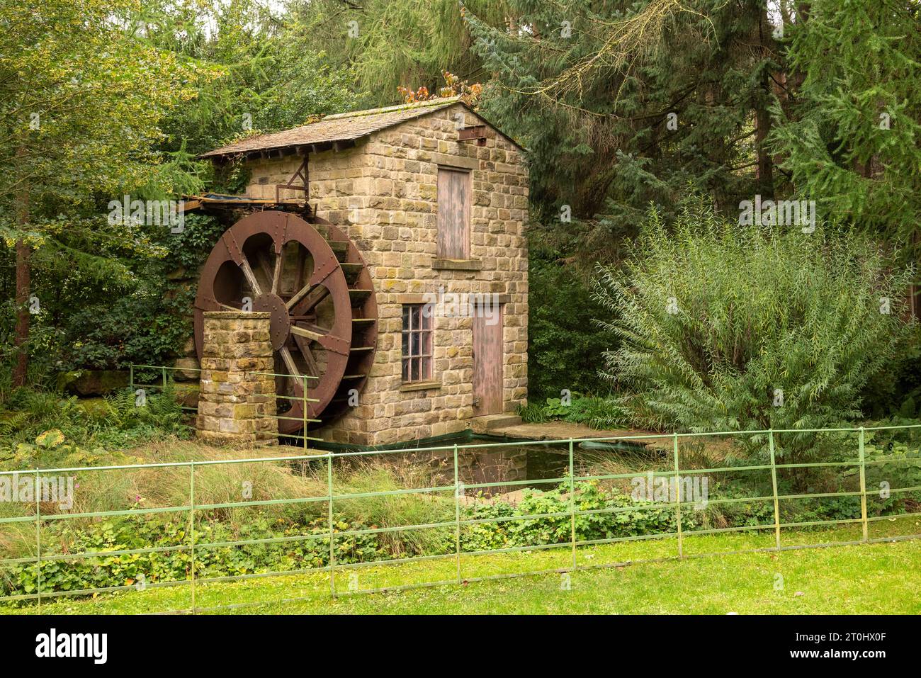 Hesco Garden Water Wheel, Roundhay Park, Leeds, West Yorkshire, Großbritannien im Oktober Stockfoto