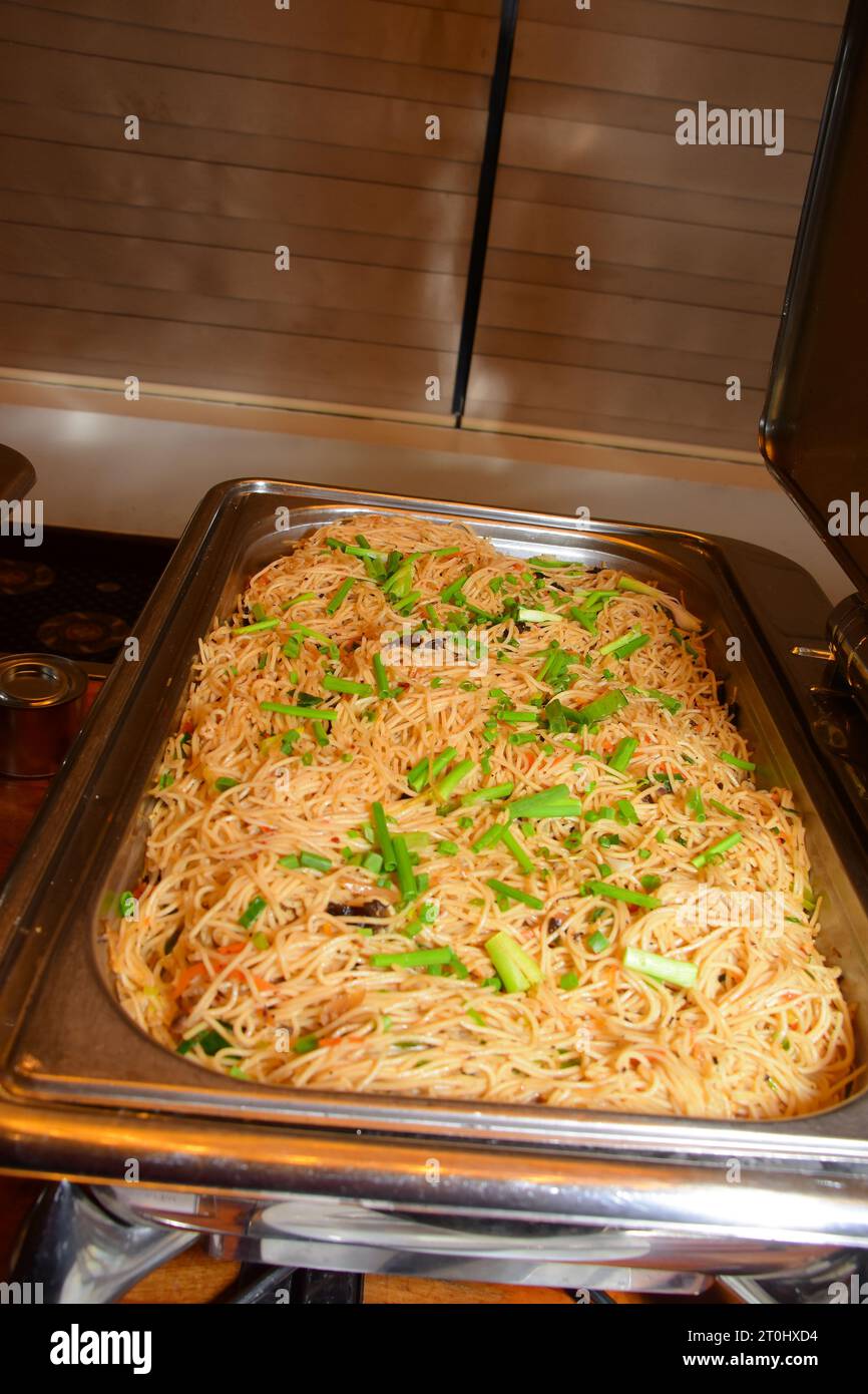 Sri Lankan Taste Foods, köstliches Essen von Sri Lanka. Catering-Buffetgericht mit Fleisch und farbenfrohem Gemüse auf einem Tisch Stockfoto