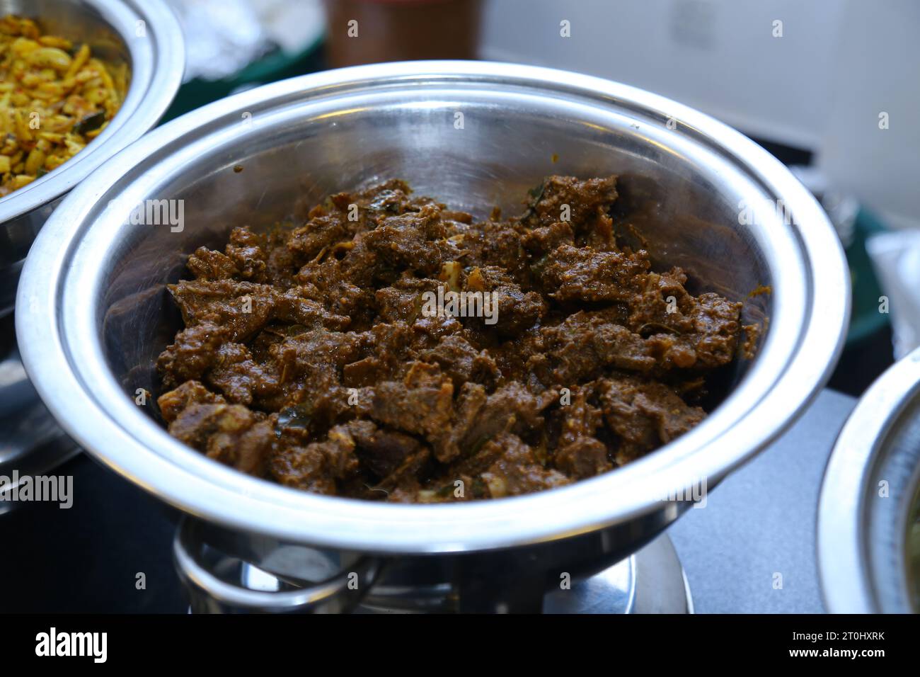 Gesunder langsam gekochter Sri lankas Fleisch Curry Braten serviert in Tontopf. Stockfoto