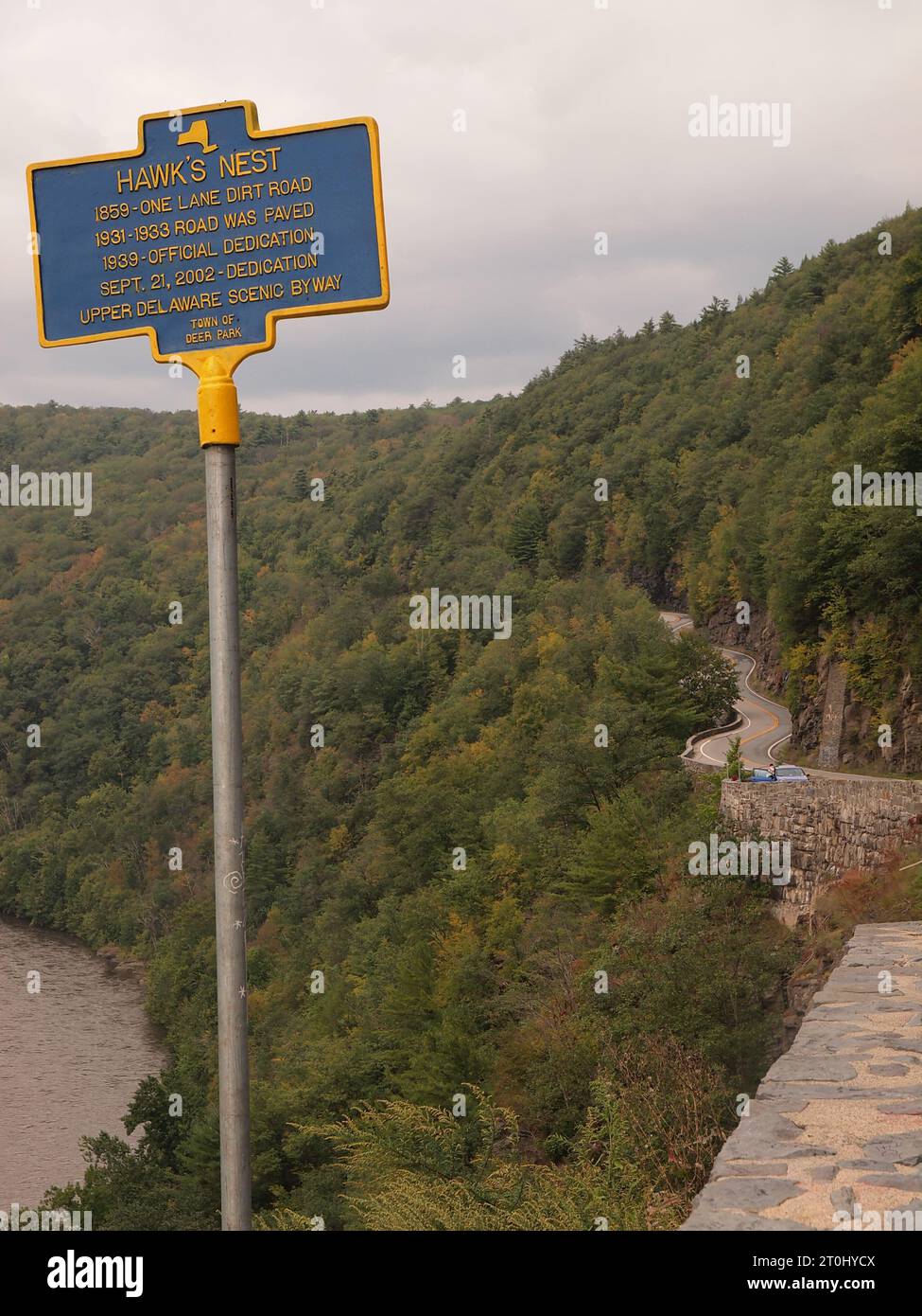 Die New York State Route 97, auch bekannt als „Hawks Nest“, verwindet und biegt entlang des Delaware River zwischen Pennsylvania und New York. Stockfoto