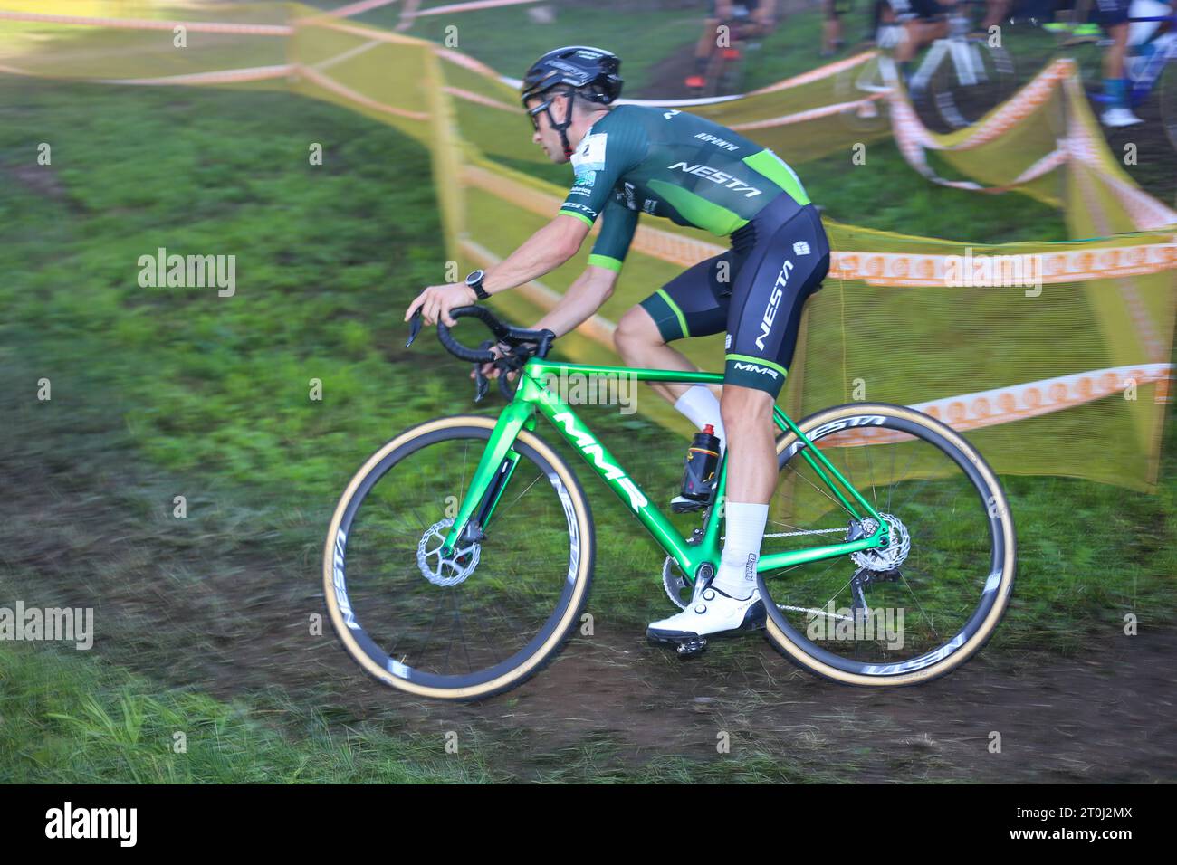 Pontevedra, Spanien, 7. Oktober 2023: Nesta - MMR CX Team Radfahrer Kevin Suarez (2) während des Männer-Elite-Tests der Gran Premio Cidade de Pontevedra 2023 am 07. Oktober 2023 in Pontevedra, Spanien. Quelle: Alberto Brevers / Alamy Live News. Stockfoto