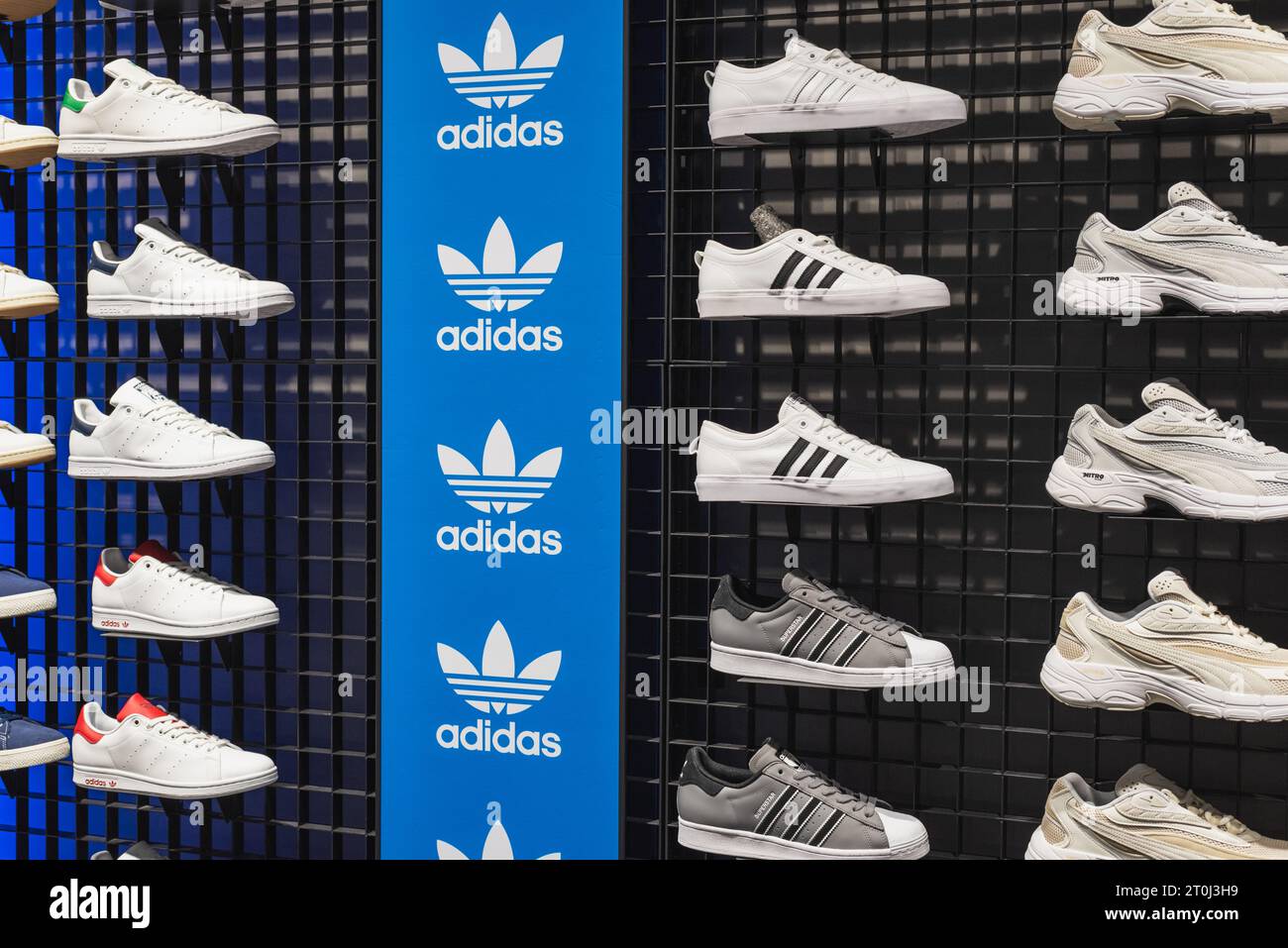Bangkok, Thailand - 17. September 2023: Ein Stand mit Adidas- und Puma Nitro-Sneakers, verziert mit Adidas-Logos. Stockfoto