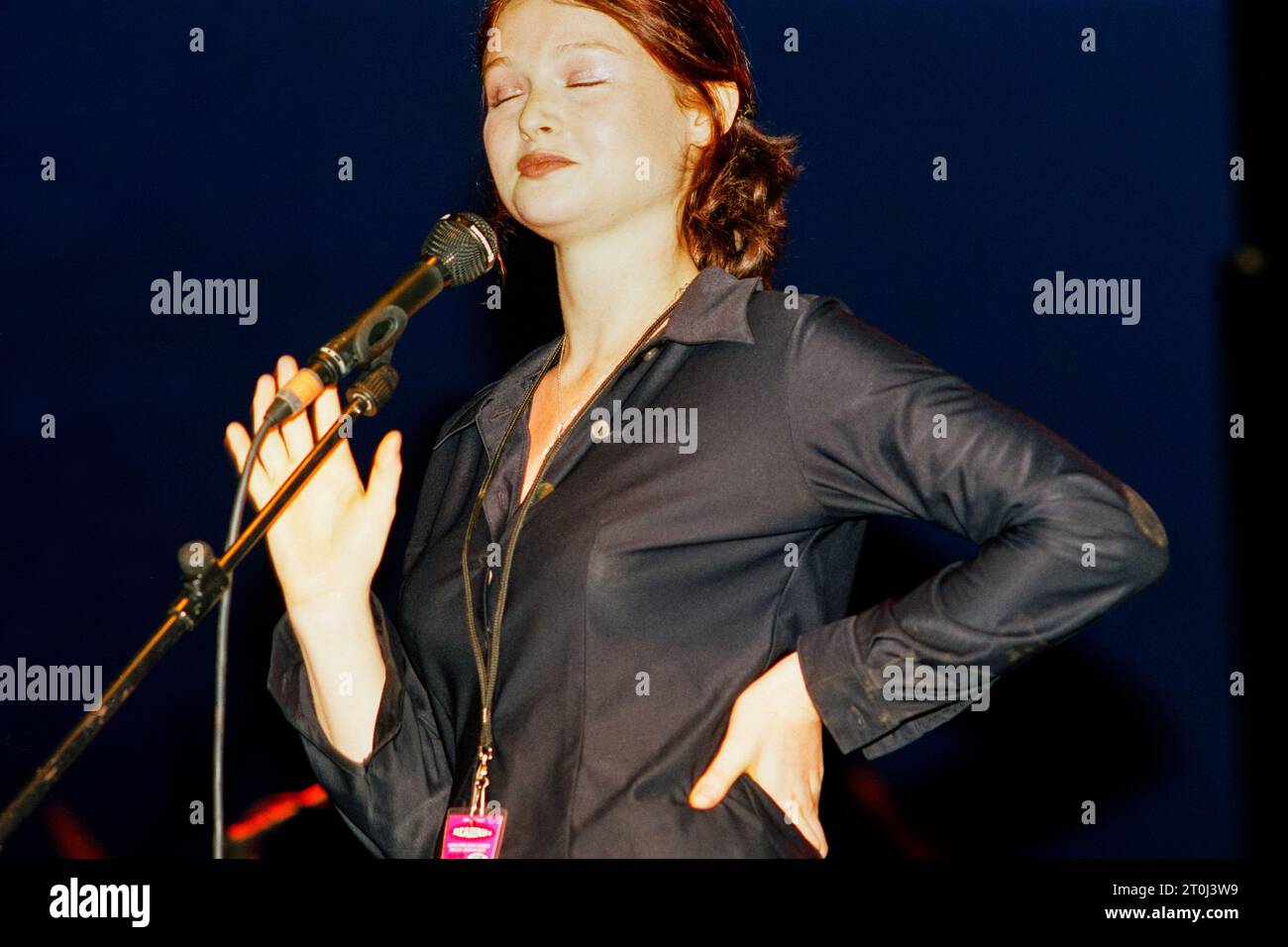 Die 18-jährige Sophie Ellis-Bextor singt mit dem Publikum beim Reading Festival, Reading, UK am 24. August 1997. Foto: Rob Watkins Stockfoto