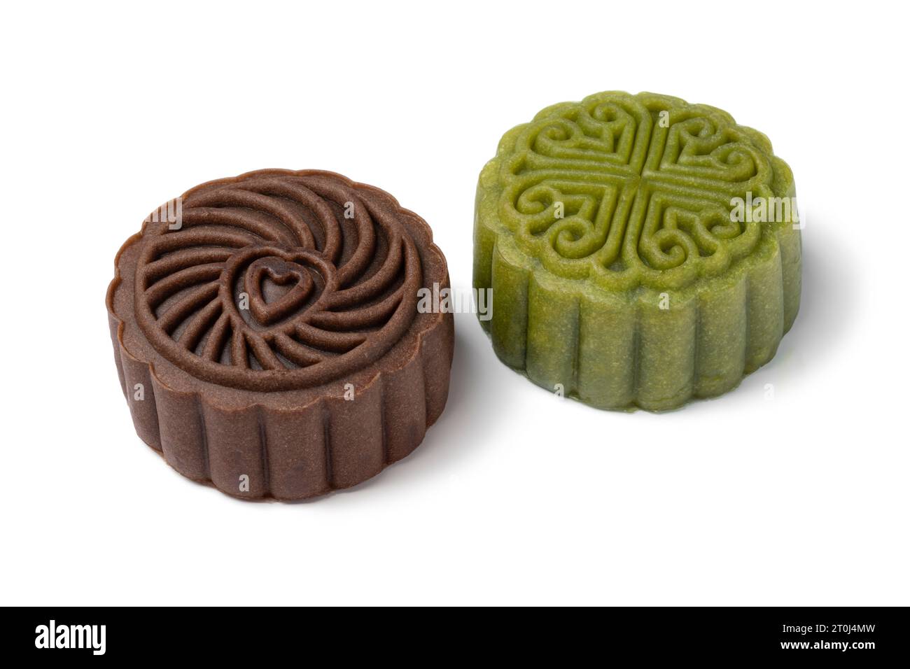 Grüne Schneehaut- und Schokoladenmooncakes, neue Variationen von Mondkuchen für das Mid-Herbstfest Nahaufnahme isoliert auf weißem Hintergrund Stockfoto