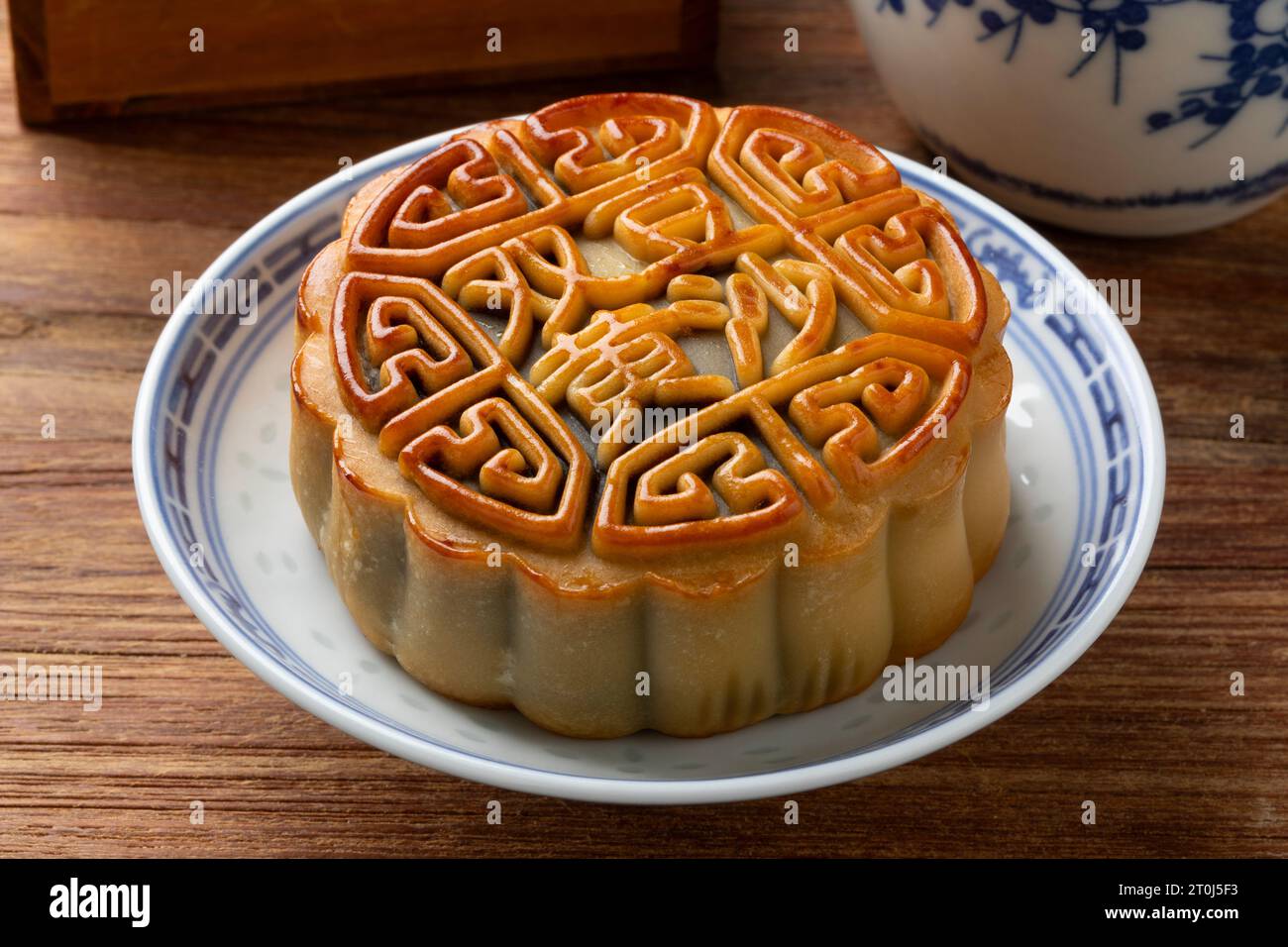 Frisch gebackener traditioneller chinesischer Mondkuchen mit einer Füllung aus roter Bohnenpaste und Eiern aus nächster Nähe Stockfoto