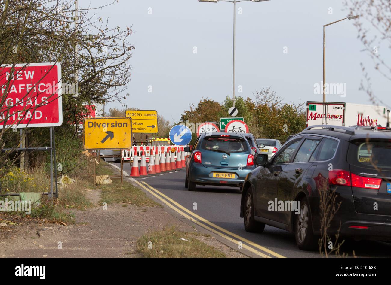 Colchester, Großbritannien. Oktober 2023. Der Verkehr bewegt sich sehr langsam, da die A12 in Marks Tey wegen Renovierungsarbeiten für das Wochenende in Richtung Norden gesperrt ist. Der Verkehr wird von der zweispurigen Straße zwischen der Anschlussstelle 25 bei Marks Tey und der Anschlussstelle 26 bei Stanway umgeleitet. Credit:Eastern Views/Alamy Live News Stockfoto