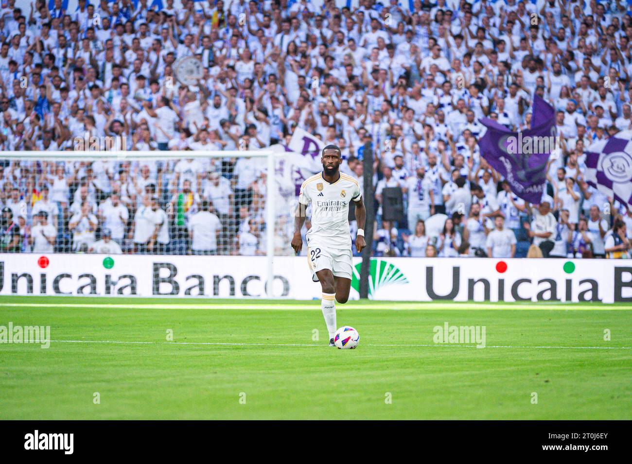 Madrid, Madrid, Spanien. Oktober 2023. Antonio Rudiger (Real Madrid) in Aktion während des Fußballspiels der spanischen Meisterschaft La Liga EA Sports zwischen Real Madrid und Osasuna spielte am 07. Oktober 2023 im Bernabeu-Stadion in Madrid, Spanien (Bild: © Alberto Gardin/ZUMA Press Wire) NUR ZUR REDAKTIONELLEN VERWENDUNG! Nicht für kommerzielle ZWECKE! Stockfoto