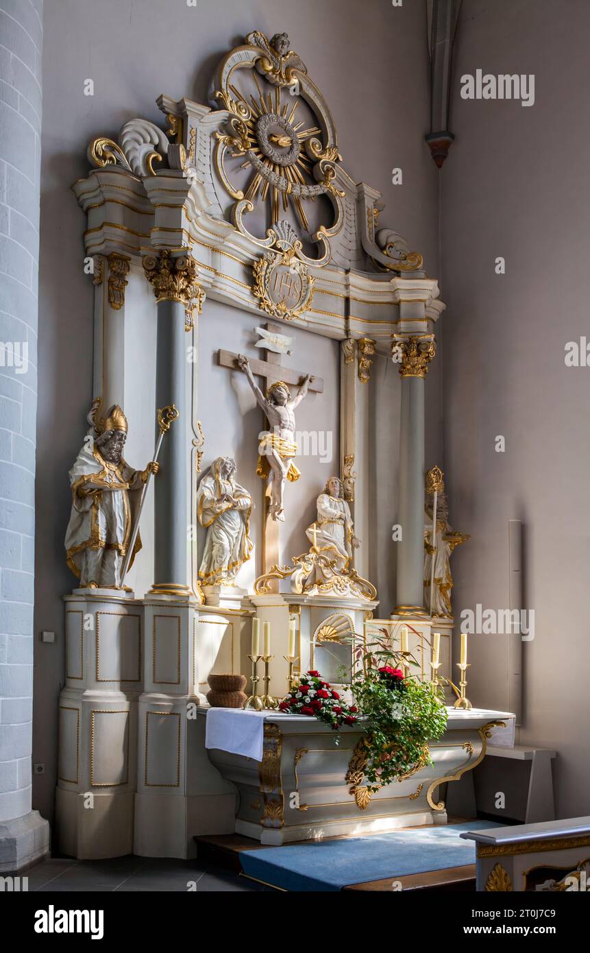 Der Seitenaltar der katholischen Pfarrkirche St. Johannes Baptist mit Statuen der Heiligen Liborius und Nikolaus, Borgentreich, Bezirk Höxter Stockfoto