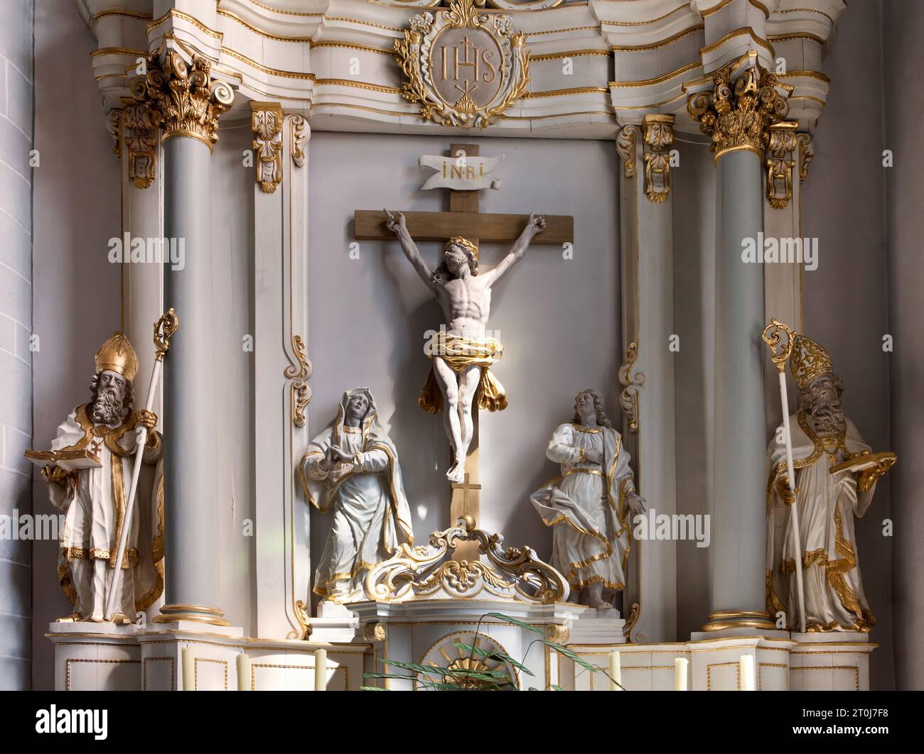 Der Seitenaltar der katholischen Pfarrkirche St. Johannes Baptist mit Statuen der Heiligen Liborius und Nikolaus, Borgentreich, Bezirk Höxter Stockfoto