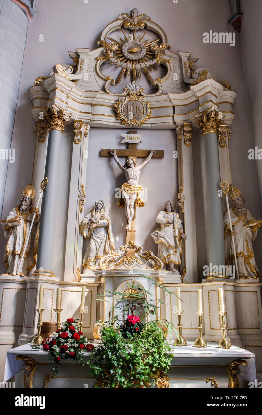 Der Seitenaltar der katholischen Pfarrkirche St. Johannes Baptist mit Statuen der Heiligen Liborius und Nikolaus, Borgentreich, Bezirk Höxter Stockfoto