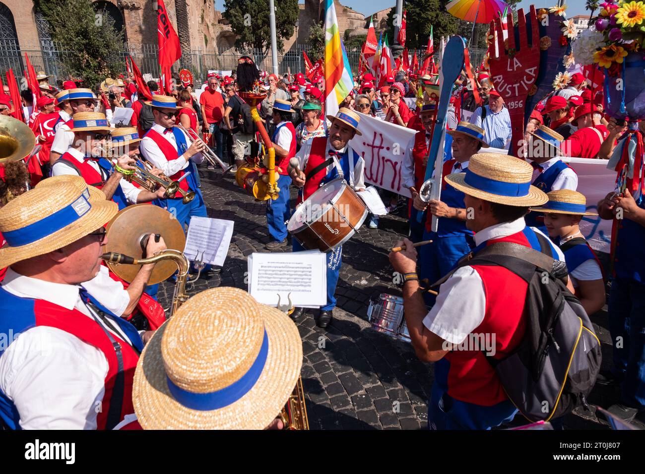 7. Oktober 2023, Rom, RM, Italien: 100.000 Arbeiter versammelten sich in Rom, um ihre Rechte zu unterstützen und gegen die Regierung zu protestieren. Aband spielt während des marsches. (Kreditbild: © Marco Di Gianvito/ZUMA Press Wire) NUR REDAKTIONELLE VERWENDUNG! Nicht für kommerzielle ZWECKE! Stockfoto