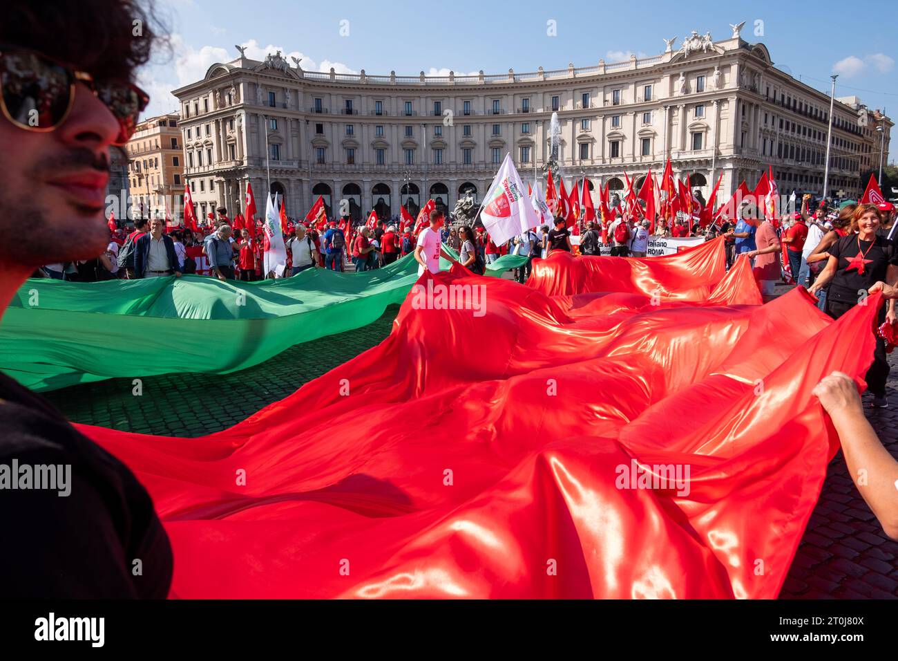 7. Oktober 2023, Rom, RM, Italien: 100.000 Arbeiter versammelten sich in Rom, um ihre Rechte zu unterstützen und gegen die Regierung zu protestieren. (Kreditbild: © Marco Di Gianvito/ZUMA Press Wire) NUR REDAKTIONELLE VERWENDUNG! Nicht für kommerzielle ZWECKE! Stockfoto