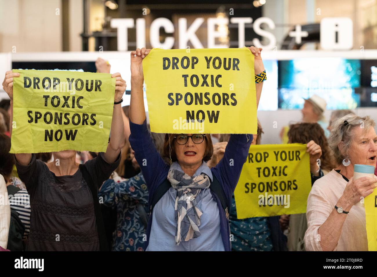 London, Großbritannien. 7. Oktober 2023. Neun Klimachöre mit rund 100 Sängern veranstalten im Wissenschaftsmuseum eine ungenehmigte Aufführung, die ein Ende der Förderung fossiler Brennstoffe des Museums fordert. Derzeit wird die Galerie Wonderlab von Equinor, Norwegens staatlichem Ölkonzern, finanziert, der plant, die Rosebank Ölfelder vor der schottischen Küste zu erschließen, während die bevorstehende Galerie der Energierevolution von Adani Green Energy, deren Muttergesellschaft Adani Group die Kohleproduktion ausbaut, gesponsert wird. Quelle: Ron Fassbender/Alamy Live News Stockfoto