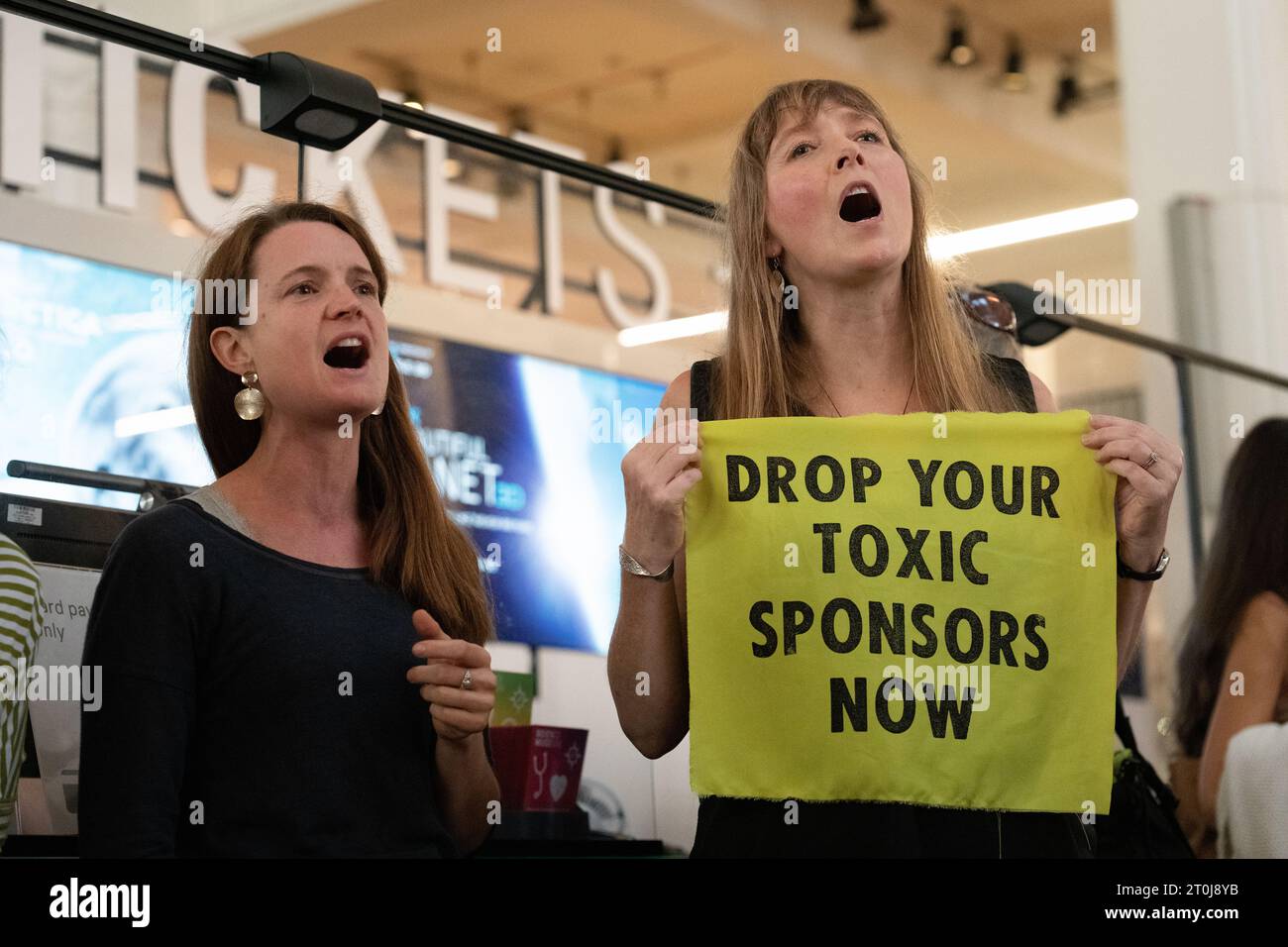 London, Großbritannien. 7. Oktober 2023. Neun Klimachöre mit rund 100 Sängern veranstalten im Wissenschaftsmuseum eine ungenehmigte Aufführung, die ein Ende der Förderung fossiler Brennstoffe des Museums fordert. Derzeit wird die Galerie Wonderlab von Equinor, Norwegens staatlichem Ölkonzern, finanziert, der plant, die Rosebank Ölfelder vor der schottischen Küste zu erschließen, während die bevorstehende Galerie der Energierevolution von Adani Green Energy, deren Muttergesellschaft Adani Group die Kohleproduktion ausbaut, gesponsert wird. Quelle: Ron Fassbender/Alamy Live News Stockfoto