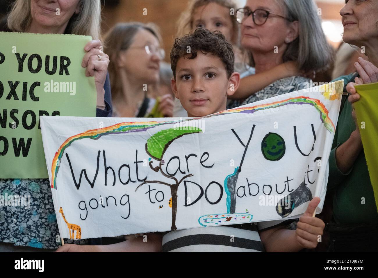 London, Großbritannien. 7. Oktober 2023. Neun Klimachöre mit rund 100 Sängern veranstalten im Wissenschaftsmuseum eine ungenehmigte Aufführung, die ein Ende der Förderung fossiler Brennstoffe des Museums fordert. Derzeit wird die Galerie Wonderlab von Equinor, Norwegens staatlichem Ölkonzern, finanziert, der plant, die Rosebank Ölfelder vor der schottischen Küste zu erschließen, während die bevorstehende Galerie der Energierevolution von Adani Green Energy, deren Muttergesellschaft Adani Group die Kohleproduktion ausbaut, gesponsert wird. Quelle: Ron Fassbender/Alamy Live News Stockfoto