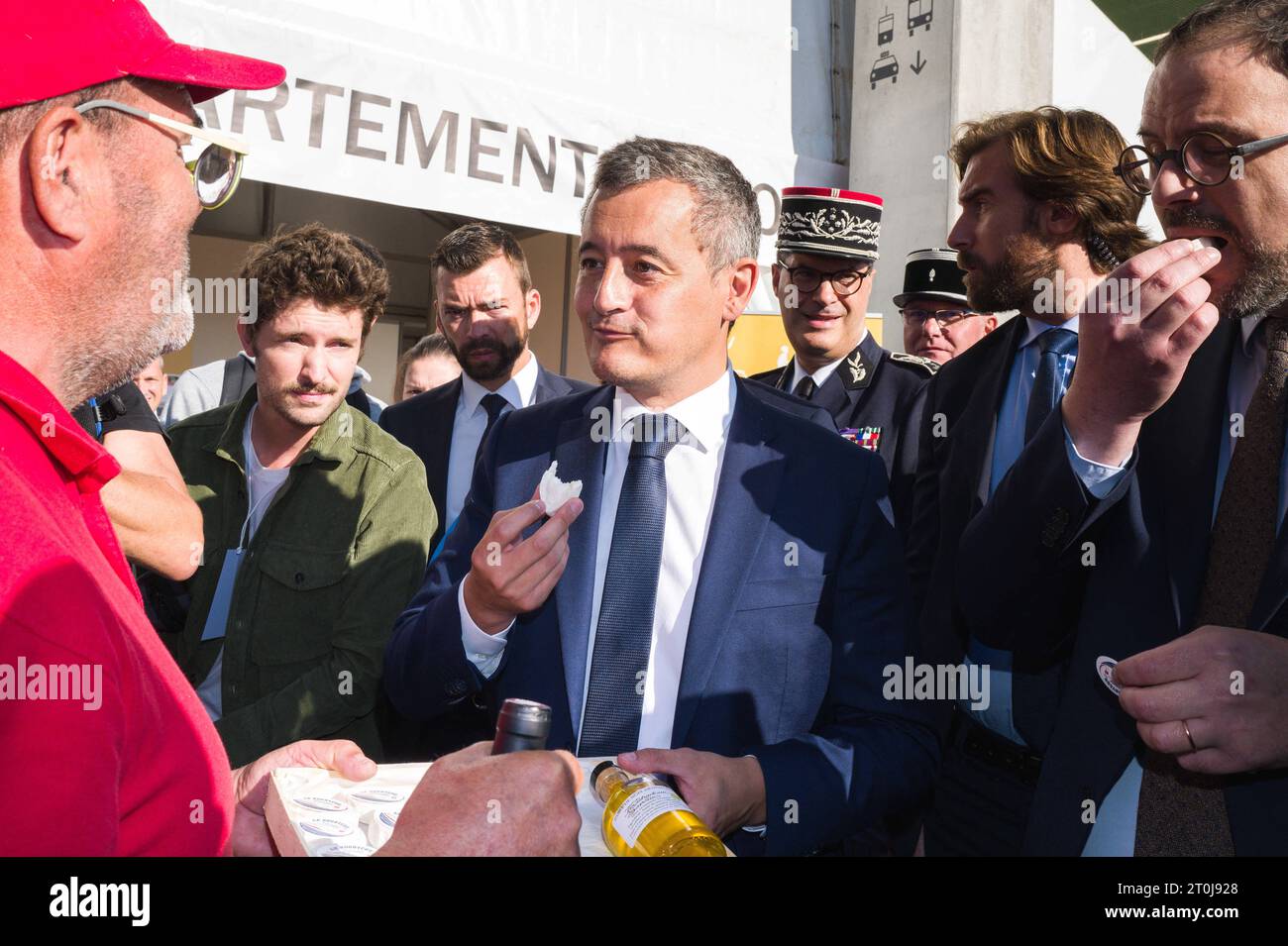 Aussonne, Frankreich. Oktober 2023. Gerald Darmanin, Minister des Innern und Überseegebiets Frankreichs, schmeckt Käse am Stand der Partie. Ein Spaziergang durch die Gänge des 129. Nationalen Kongresses der französischen Feuerwehr. Herr Gerald DARMANIN, Minister des Innern und Überseegebiets Frankreichs, und Herr Aurelien Rousseau, Minister für Gesundheit und Prävention, nehmen am 129. Nationalen Kongress der französischen Feuerwehr in Aussonne Teil. Frankreich, Aussonne am 7. Oktober 2023. Foto: Patricia Huchot-Boissier/ABACAPRESS.COM Credit: Abaca Press/Alamy Live News Stockfoto