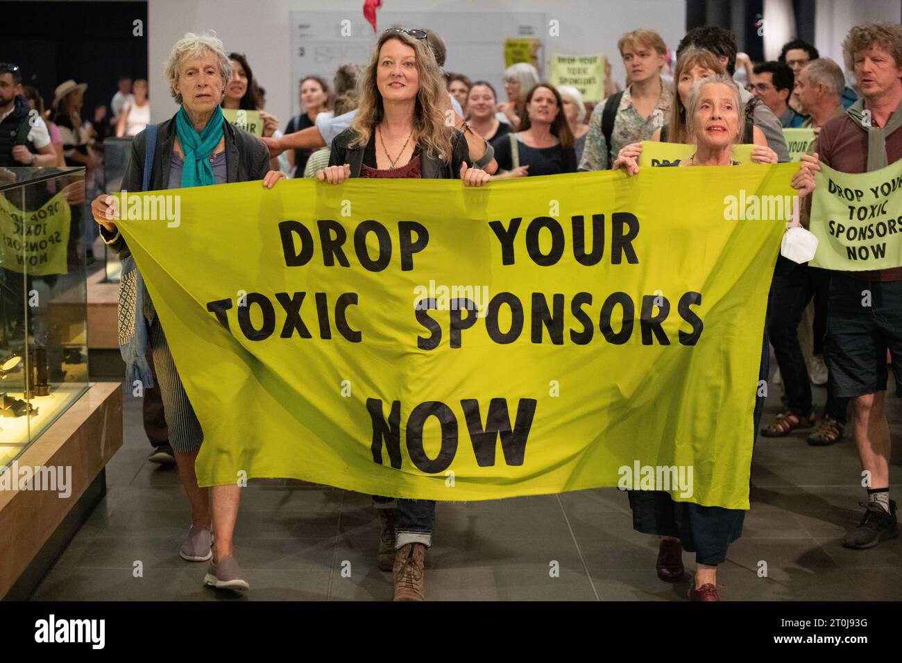 London, Großbritannien. 7. Oktober 2023. Neun Klimachöre mit rund 100 Sängern veranstalten im Wissenschaftsmuseum eine ungenehmigte Aufführung, die ein Ende der Förderung fossiler Brennstoffe des Museums fordert. Derzeit wird die Galerie Wonderlab von Equinor, Norwegens staatlichem Ölkonzern, finanziert, der plant, die Rosebank Ölfelder vor der schottischen Küste zu erschließen, während die bevorstehende Galerie der Energierevolution von Adani Green Energy, deren Muttergesellschaft Adani Group die Kohleproduktion ausbaut, gesponsert wird. Quelle: Ron Fassbender/Alamy Live News Stockfoto