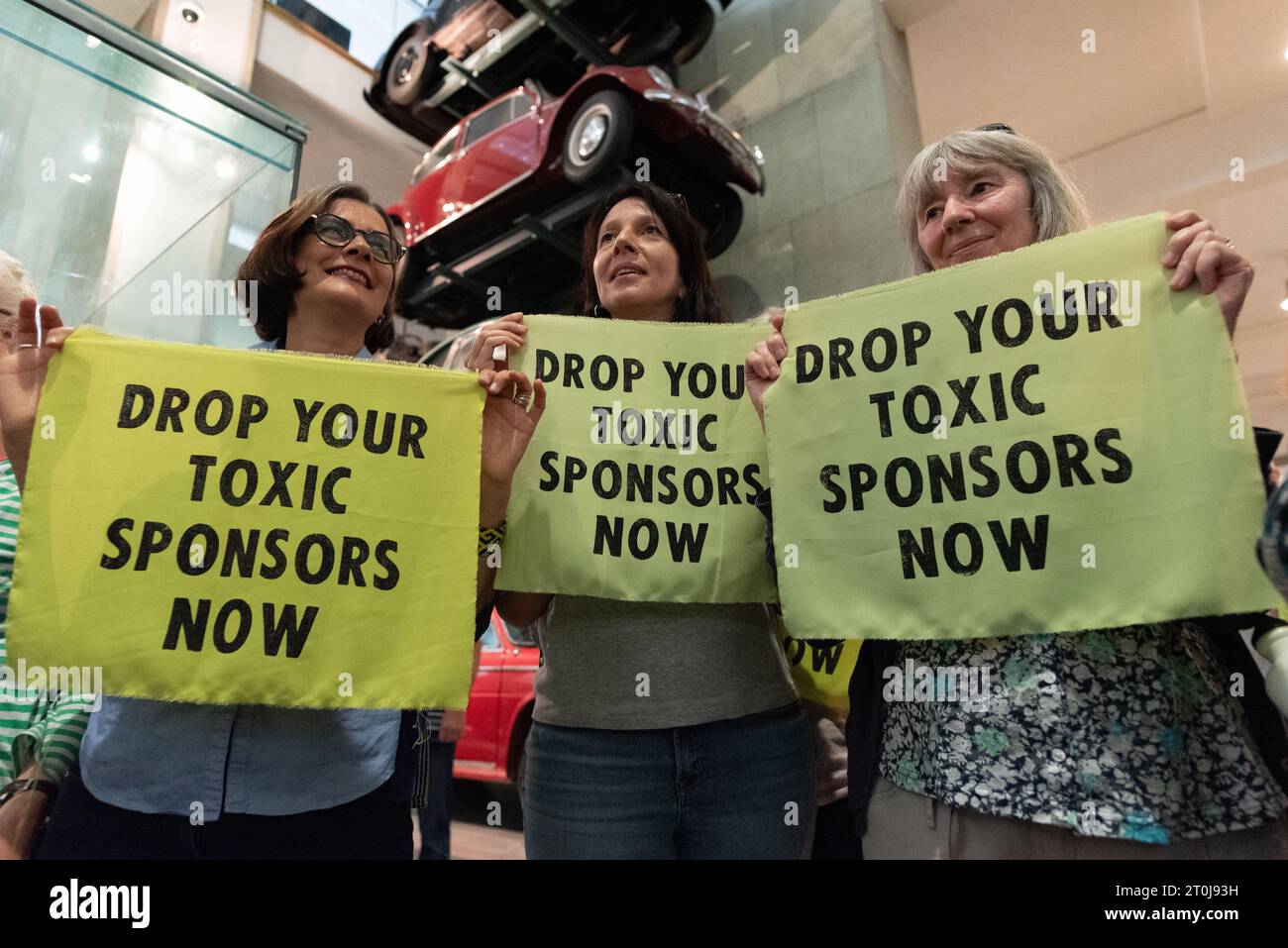 London, Großbritannien. 7. Oktober 2023. Neun Klimachöre mit rund 100 Sängern veranstalten im Wissenschaftsmuseum eine ungenehmigte Aufführung, die ein Ende der Förderung fossiler Brennstoffe des Museums fordert. Derzeit wird die Galerie Wonderlab von Equinor, Norwegens staatlichem Ölkonzern, finanziert, der plant, die Rosebank Ölfelder vor der schottischen Küste zu erschließen, während die bevorstehende Galerie der Energierevolution von Adani Green Energy, deren Muttergesellschaft Adani Group die Kohleproduktion ausbaut, gesponsert wird. Quelle: Ron Fassbender/Alamy Live News Stockfoto