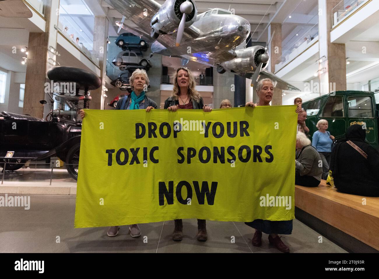 London, Großbritannien. 7. Oktober 2023. Neun Klimachöre mit rund 100 Sängern veranstalten im Wissenschaftsmuseum eine ungenehmigte Aufführung, die ein Ende der Förderung fossiler Brennstoffe des Museums fordert. Derzeit wird die Galerie Wonderlab von Equinor, Norwegens staatlichem Ölkonzern, finanziert, der plant, die Rosebank Ölfelder vor der schottischen Küste zu erschließen, während die bevorstehende Galerie der Energierevolution von Adani Green Energy, deren Muttergesellschaft Adani Group die Kohleproduktion ausbaut, gesponsert wird. Quelle: Ron Fassbender/Alamy Live News Stockfoto