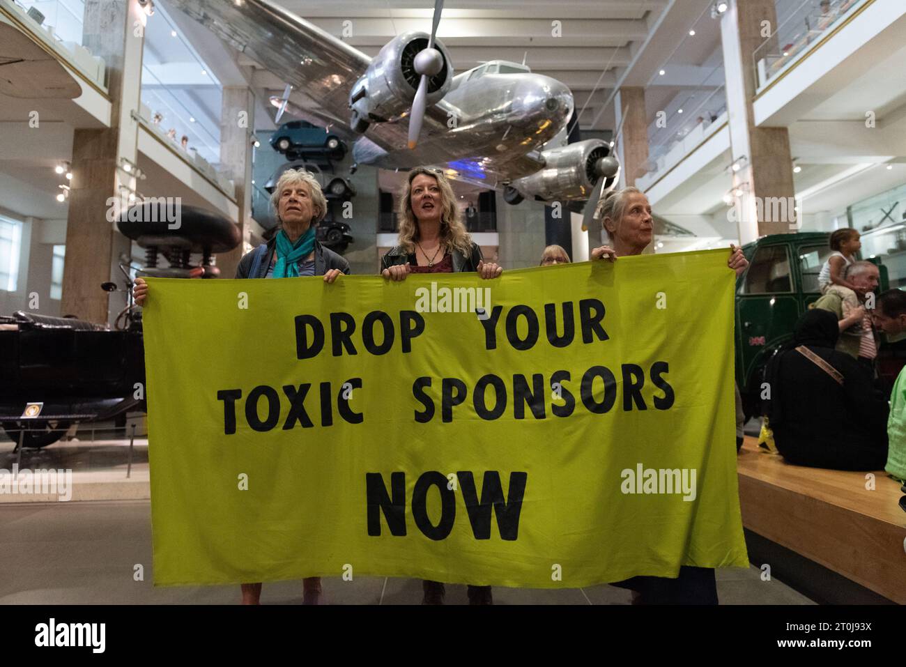 London, Großbritannien. 7. Oktober 2023. Neun Klimachöre mit rund 100 Sängern veranstalten im Wissenschaftsmuseum eine ungenehmigte Aufführung, die ein Ende der Förderung fossiler Brennstoffe des Museums fordert. Derzeit wird die Galerie Wonderlab von Equinor, Norwegens staatlichem Ölkonzern, finanziert, der plant, die Rosebank Ölfelder vor der schottischen Küste zu erschließen, während die bevorstehende Galerie der Energierevolution von Adani Green Energy, deren Muttergesellschaft Adani Group die Kohleproduktion ausbaut, gesponsert wird. Quelle: Ron Fassbender/Alamy Live News Stockfoto