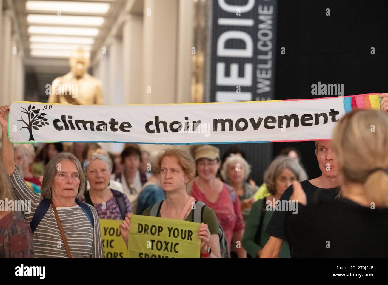 London, Großbritannien. 7. Oktober 2023. Neun Klimachöre mit rund 100 Sängern veranstalten im Wissenschaftsmuseum eine ungenehmigte Aufführung, die ein Ende der Förderung fossiler Brennstoffe des Museums fordert. Derzeit wird die Galerie Wonderlab von Equinor, Norwegens staatlichem Ölkonzern, finanziert, der plant, die Rosebank Ölfelder vor der schottischen Küste zu erschließen, während die bevorstehende Galerie der Energierevolution von Adani Green Energy, deren Muttergesellschaft Adani Group die Kohleproduktion ausbaut, gesponsert wird. Quelle: Ron Fassbender/Alamy Live News Stockfoto