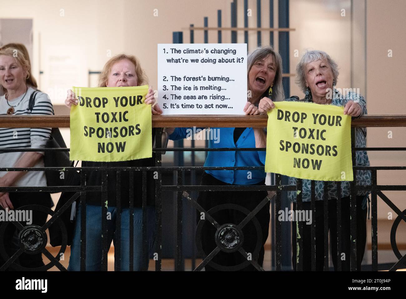 London, Großbritannien. 7. Oktober 2023. Neun Klimachöre mit rund 100 Sängern veranstalten im Wissenschaftsmuseum eine ungenehmigte Aufführung, die ein Ende der Förderung fossiler Brennstoffe des Museums fordert. Derzeit wird die Galerie Wonderlab von Equinor, Norwegens staatlichem Ölkonzern, finanziert, der plant, die Rosebank Ölfelder vor der schottischen Küste zu erschließen, während die bevorstehende Galerie der Energierevolution von Adani Green Energy, deren Muttergesellschaft Adani Group die Kohleproduktion ausbaut, gesponsert wird. Quelle: Ron Fassbender/Alamy Live News Stockfoto