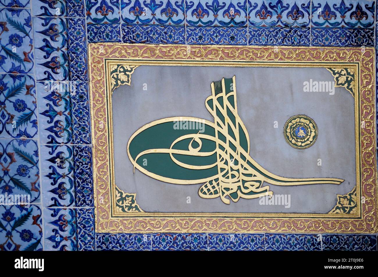 Istanbul, Türkiye. Topkapı Palast (Topkapı Sarayı). Kalligraphisches Monogramm (Tughra) des osmanischen Sultans, umgeben von Iznik-Fliesen Stockfoto