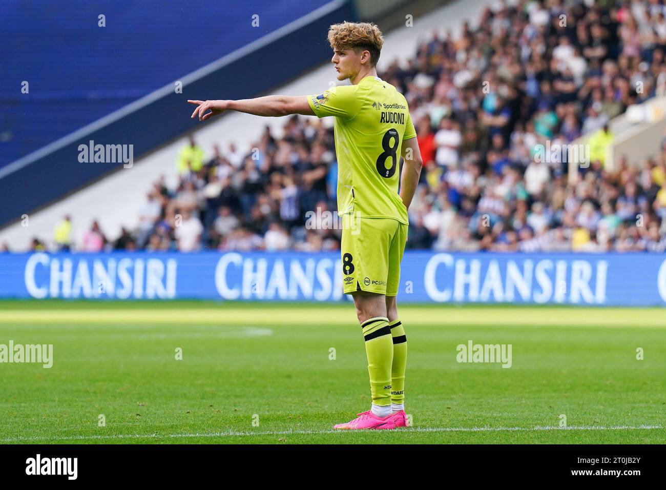 Sheffield, Großbritannien. Oktober 2023. Huddersfield Town Mittelfeldspieler Jack Rudoni (8) Gesten während des Sheffield Wednesday FC gegen Huddersfield Town FC SKY Bet EFL Championship Match im Hillsborough Stadium, Sheffield, Vereinigtes Königreich am 7. Oktober 2023 Credit: Every Second Media/Alamy Live News Stockfoto