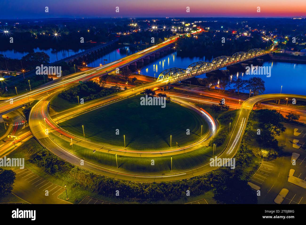 Eine Antenne der Kreuzung der Lower Trenton Bridge und der Autobahnbrücke in Trenton. Stockfoto