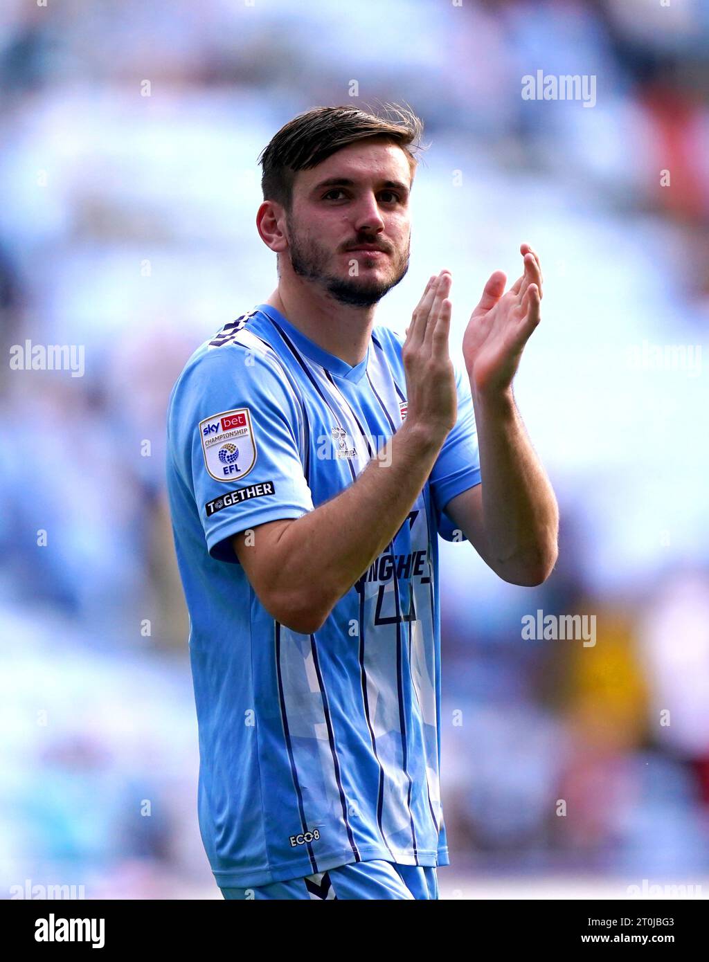 Coventry City Liam Kitching applaudiert den Fans am Ende des Sky Bet Championship Matches in der Coventry Building Society Arena in Coventry. Bilddatum: Samstag, 7. Oktober 2023. Stockfoto