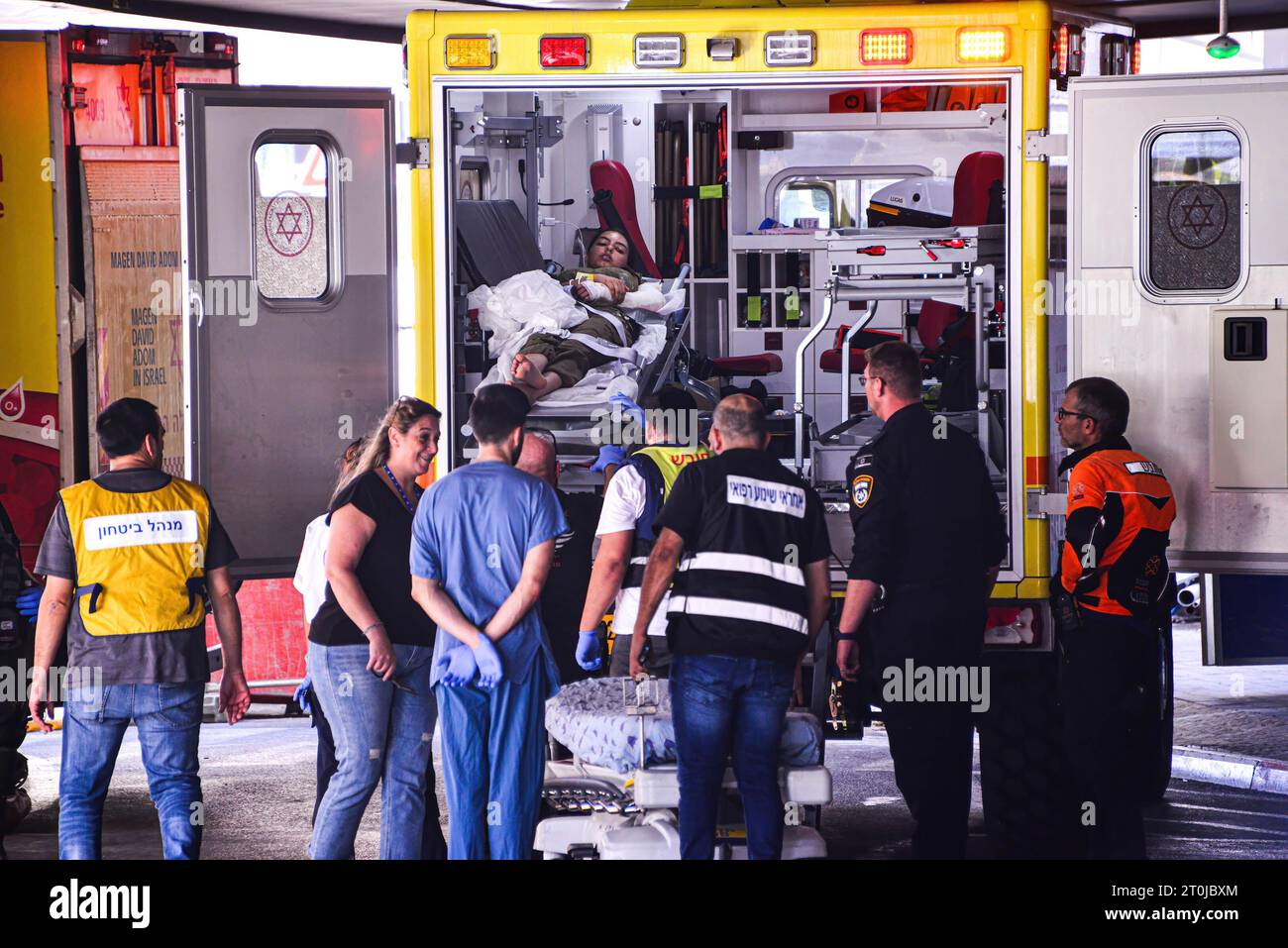 Tel Aviv, Israel. Oktober 2023. Sanitäter empfangen einen verwundeten Soldaten am Noteingang des Ichilov-Krankenhauses in Tel Aviv nach einer Invasion der Hamas in israelische Siedlungen rund um den Gazastreifen. Quelle: SOPA Images Limited/Alamy Live News Stockfoto