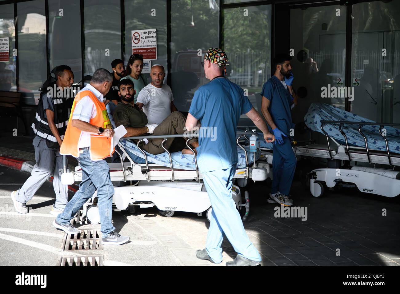 Tel Aviv, Israel. Oktober 2023. Sanitäter schieben einen verwundeten Mann am Noteingang des Ichilov-Krankenhauses in Tel Aviv nach einer Invasion der Hamas in israelische Siedlungen rund um den Gazastreifen. Quelle: SOPA Images Limited/Alamy Live News Stockfoto