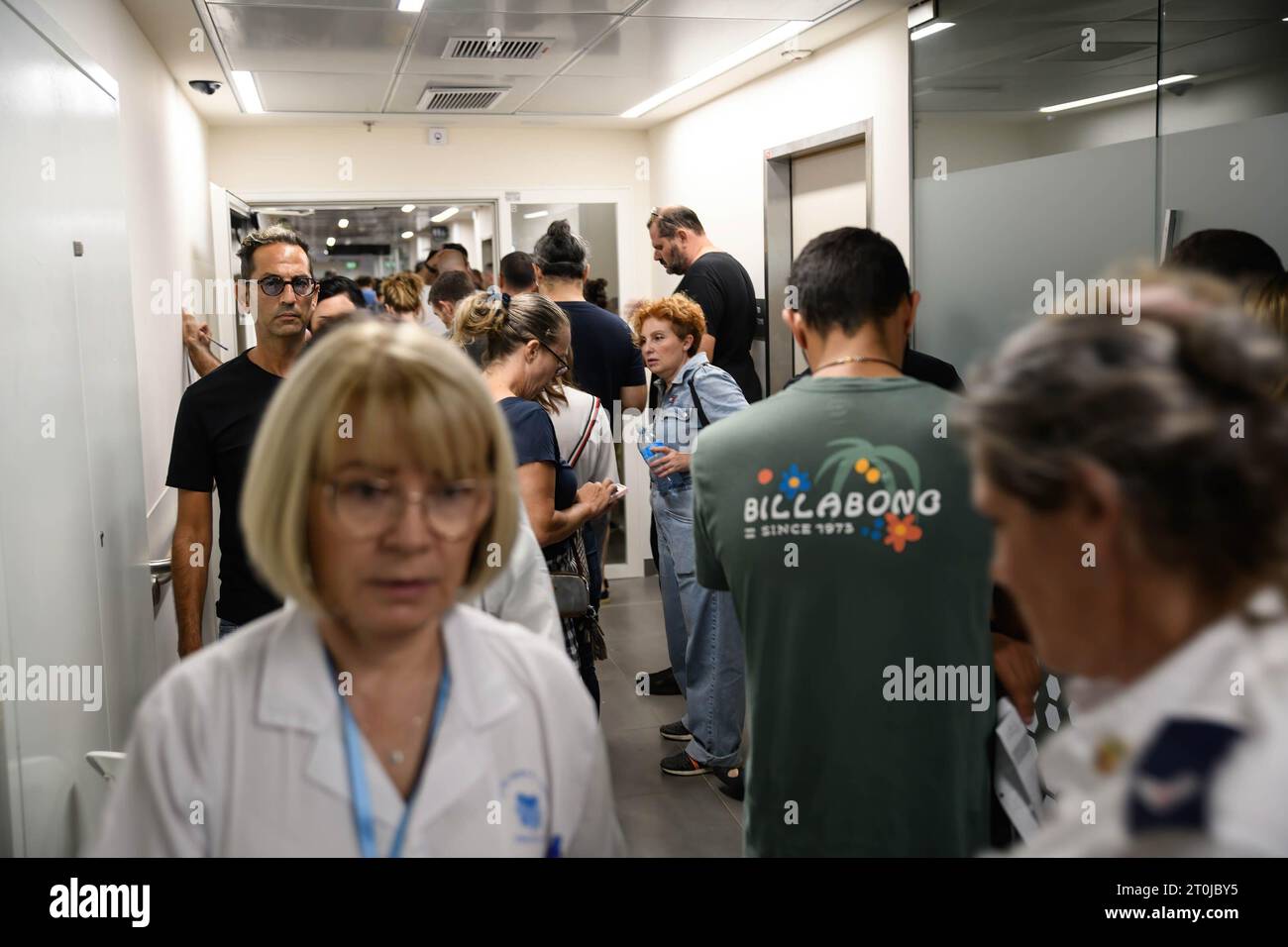 Tel Aviv, Israel. Oktober 2023. Hunderte Israelis stellen sich auf, um Blut im Krankenhaus Ichilow in Tel Aviv zu spenden, nachdem die Hamas-Militanten in israelische Siedlungen rund um den Gazastreifen einmarschiert hatten. Quelle: SOPA Images Limited/Alamy Live News Stockfoto