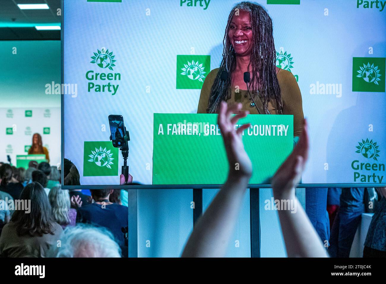 Brighton, Großbritannien. Oktober 2023. Mitglieder der Grünen versammelten sich in Brighton zum zweiten Tag der Grünen-Partei-Herbstkonferenz. Stockfoto