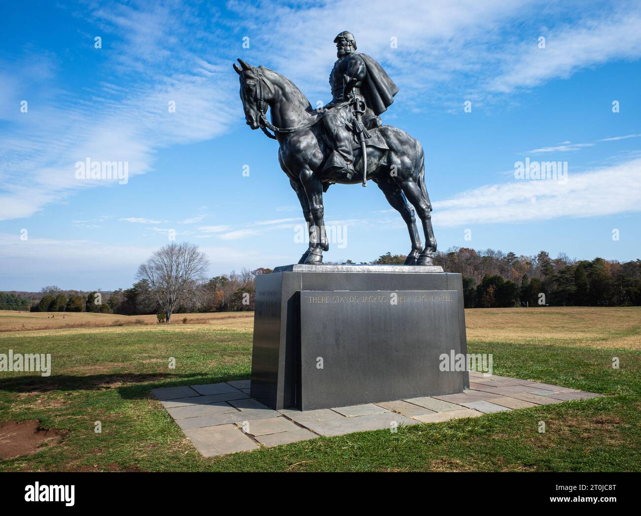 In Manassas, Virginia, USA, ist die majestätische Statue Stonewall Jackson auf dem Pferderücken eine Hommage an die Geschichte. Stockfoto