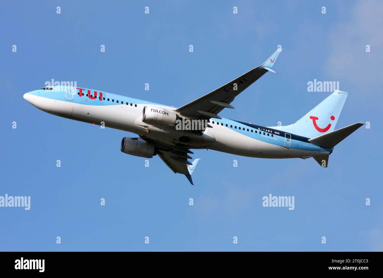 Eine Boeing 737-800 von TUI fährt vom Flughafen London Gatwick ab Stockfoto