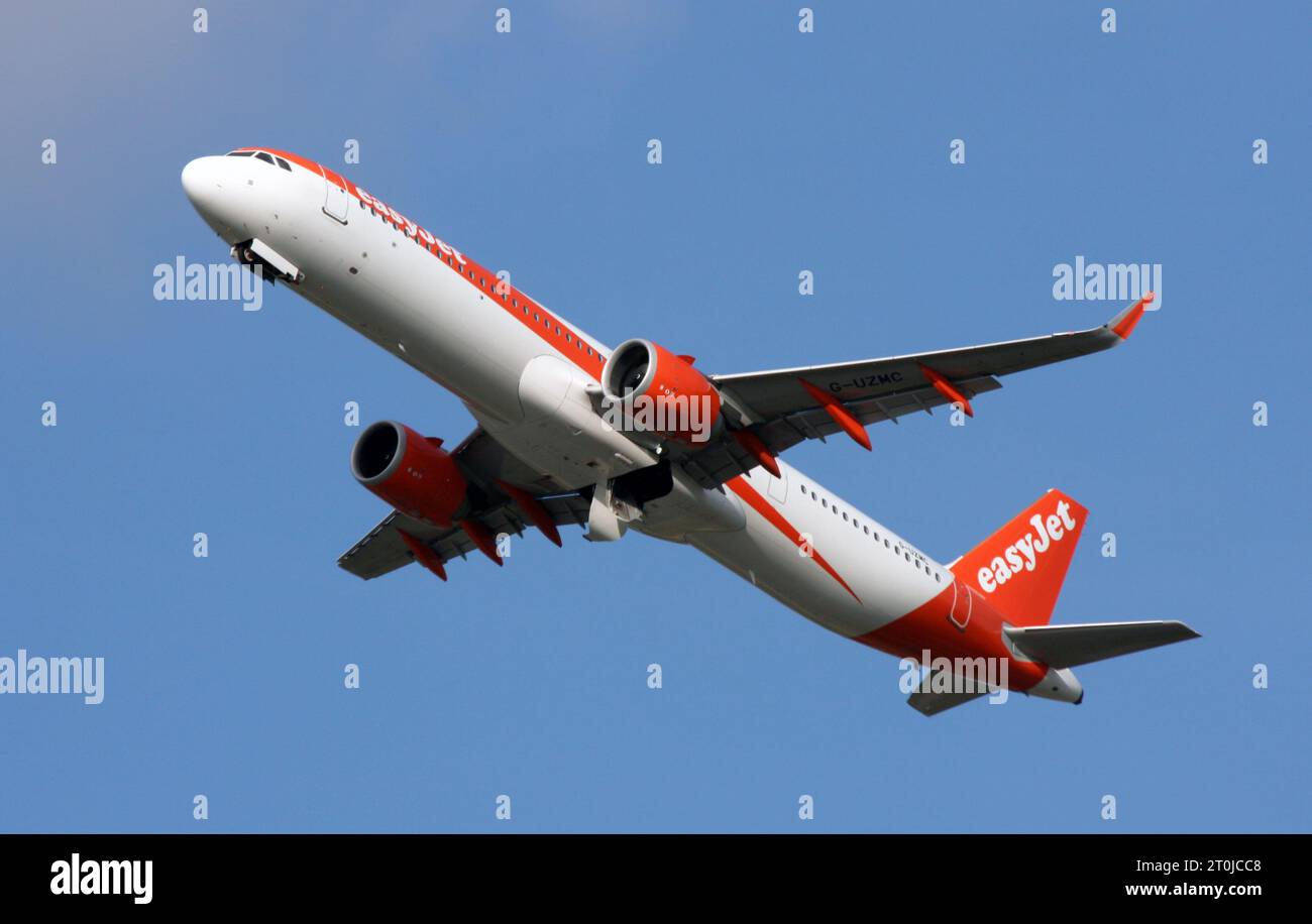 Ein Airbus A321 Neo von easyjet startet am Flughafen London Gatwick Stockfoto