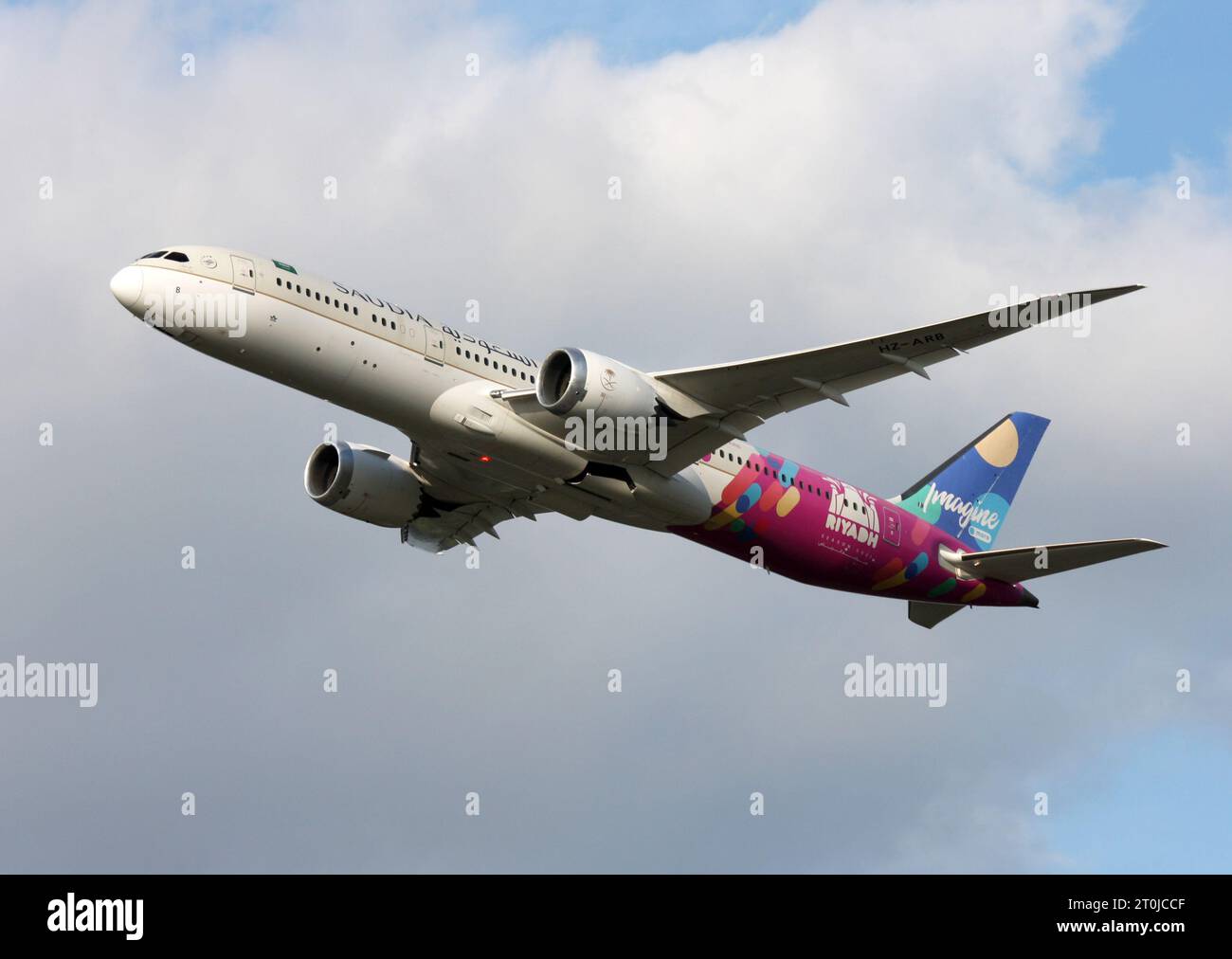 Ein Boeing 787-9 Dreamliner von Saudi Arabian Airlines in einem Sonderprogramm, das Imagine Riad verlässt Gatwick Stockfoto