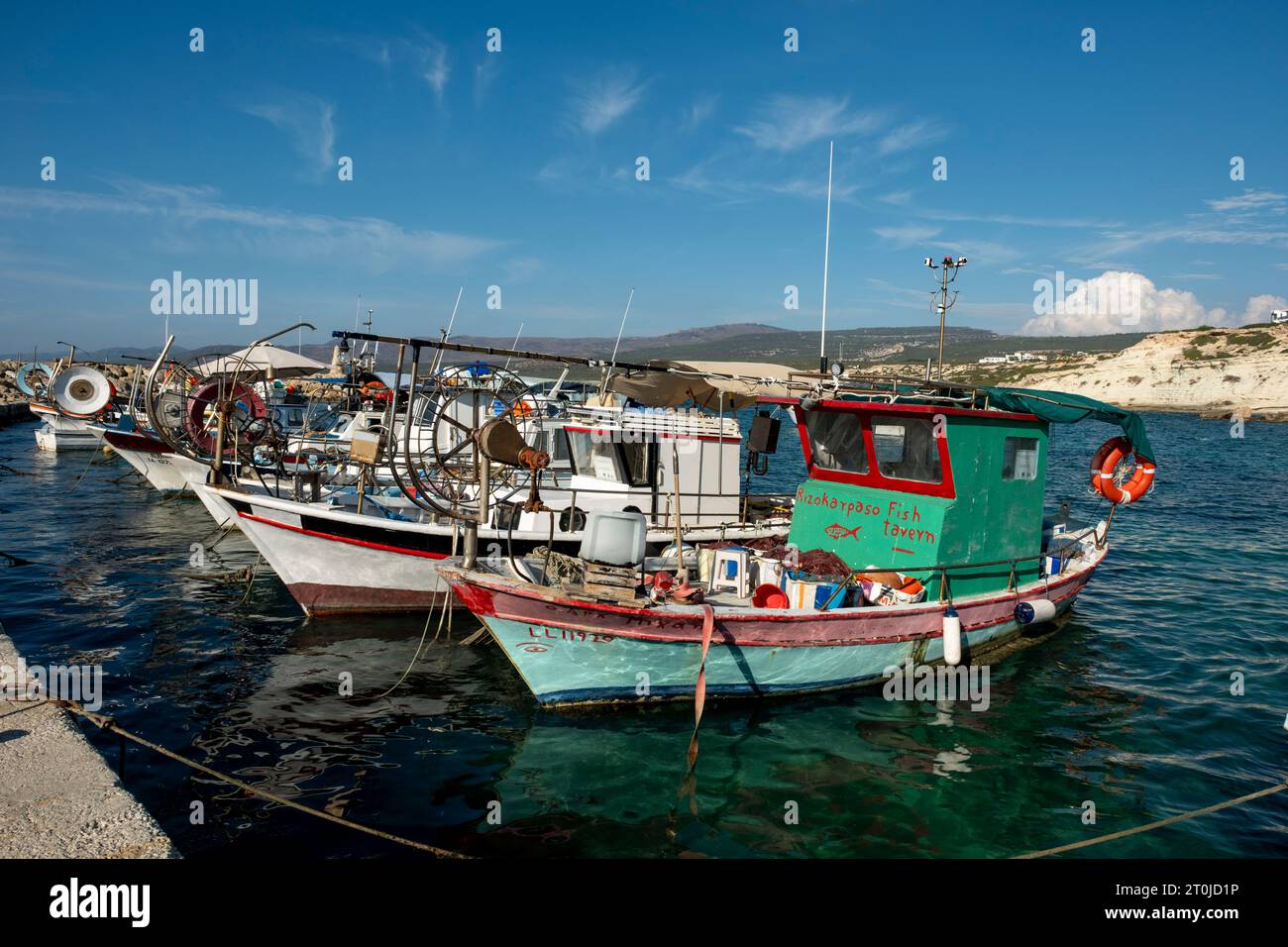 Fischerboote im Hafen von Agios Georgios (Hafen von St. Georges) Paphos, Zypern Stockfoto