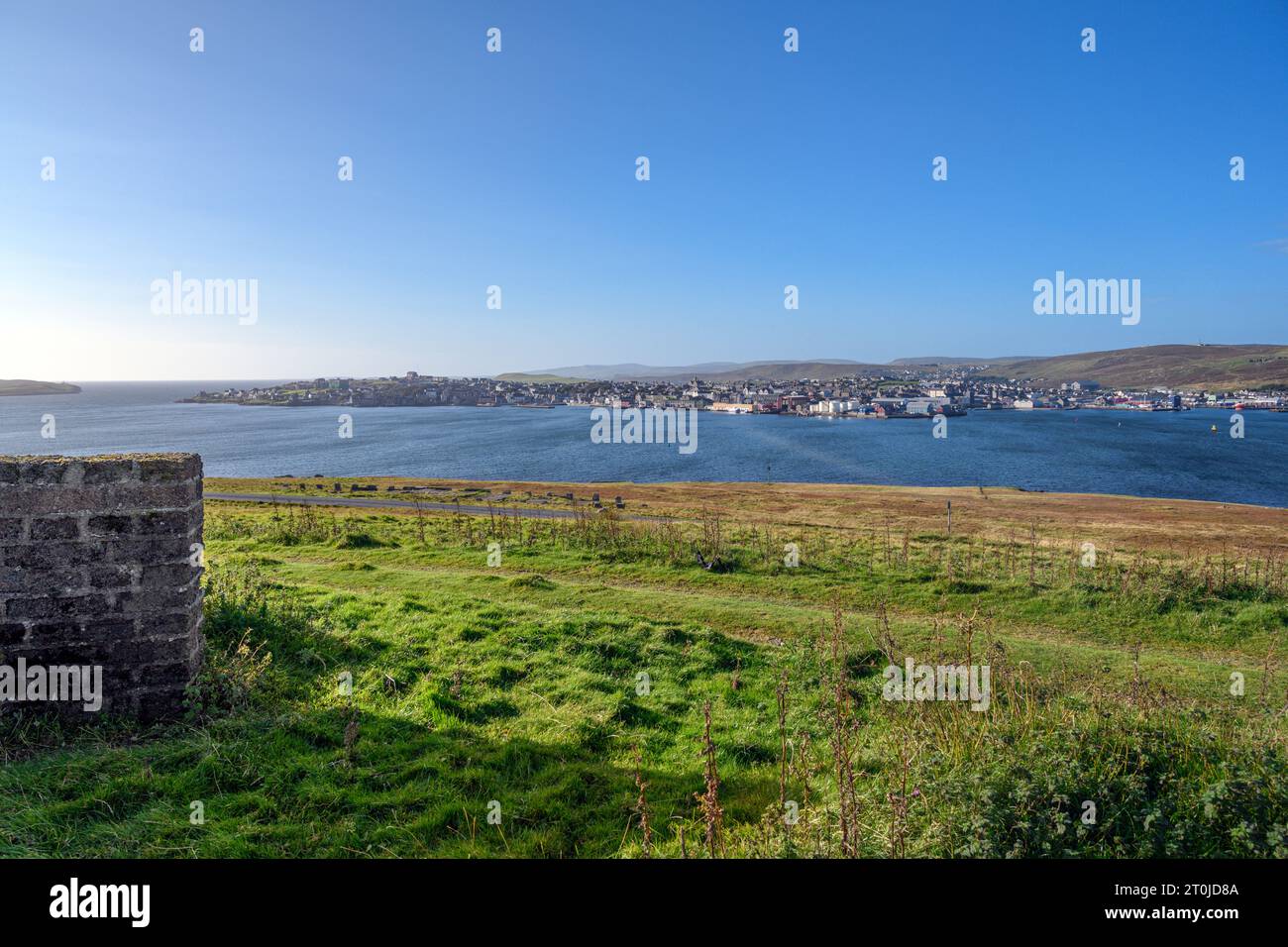 Blick in Richtung Lerwick, auf dem Festland, von einem Waffenlager aus dem Zweiten Weltkrieg an der Westküste von Bressay, Shetland, Schottland, Großbritannien Stockfoto