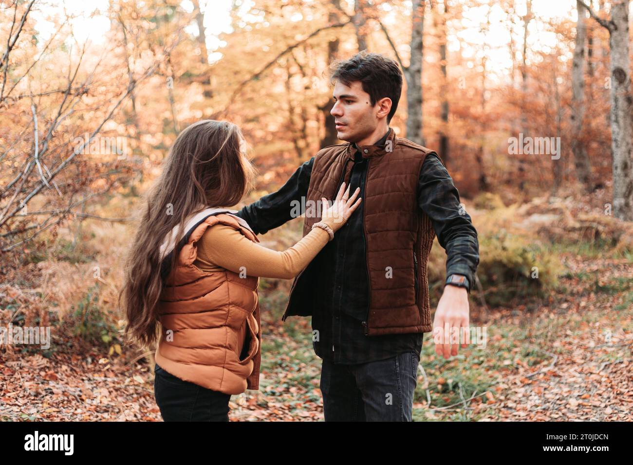 Junge Paare kämpfen draußen, draußen in der Natur, Herbststimmung Stockfoto