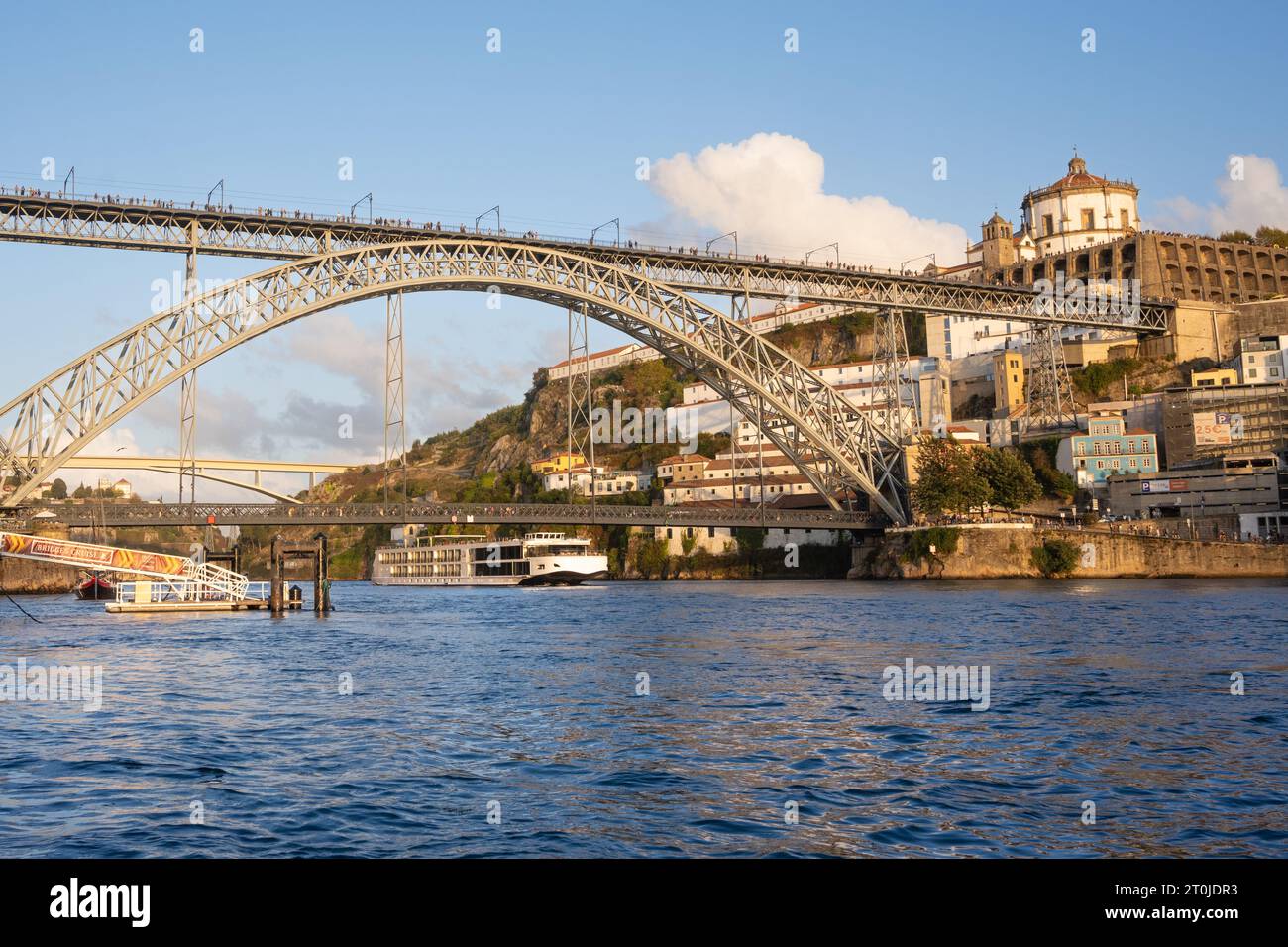 Porto - Dom Luis I Brücke über den Fluss Douro mit dem Kreuzfahrtschiff Viking Helgrim vorbei Stockfoto