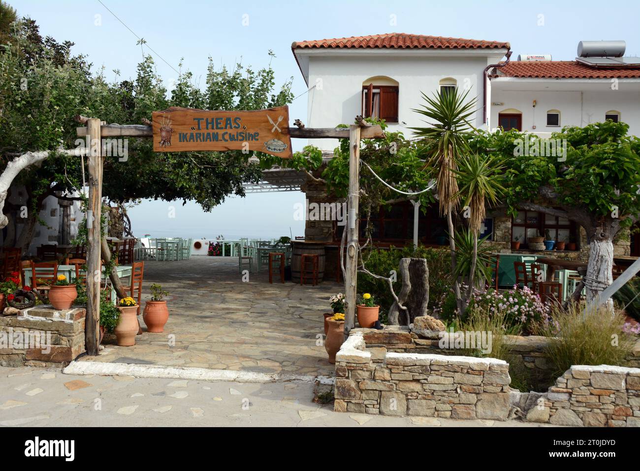 Das berühmte Thea's Inn und Restaurant im Dorf NAS an der Nordküste der griechischen Insel Ikaria, einer „blauen Zone“ in Griechenland. Stockfoto